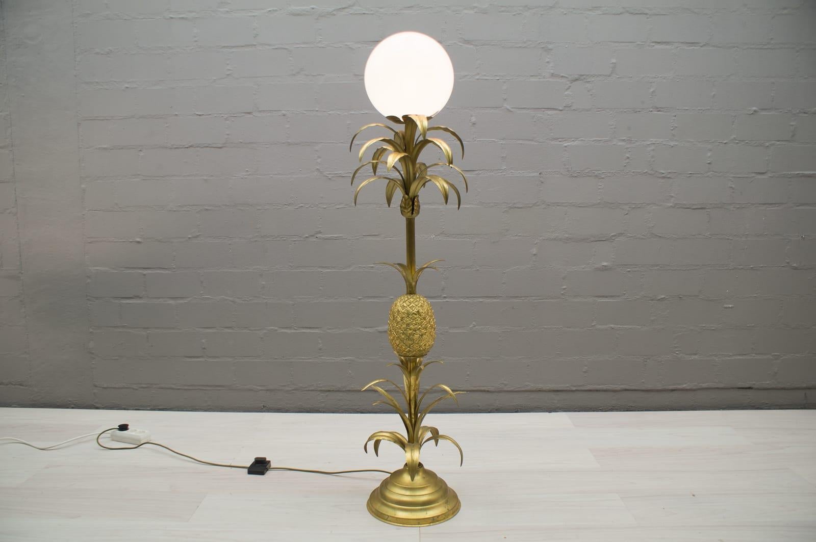 This lamp requires E27 bulbs.
Very good vintage condition.
Suitable for all living areas and very decorative.
Executed in brass, aluminium and cast metal. The lamp needs 1 x E27 Edison screw fit bulb, is wired, and in working condition. It runs