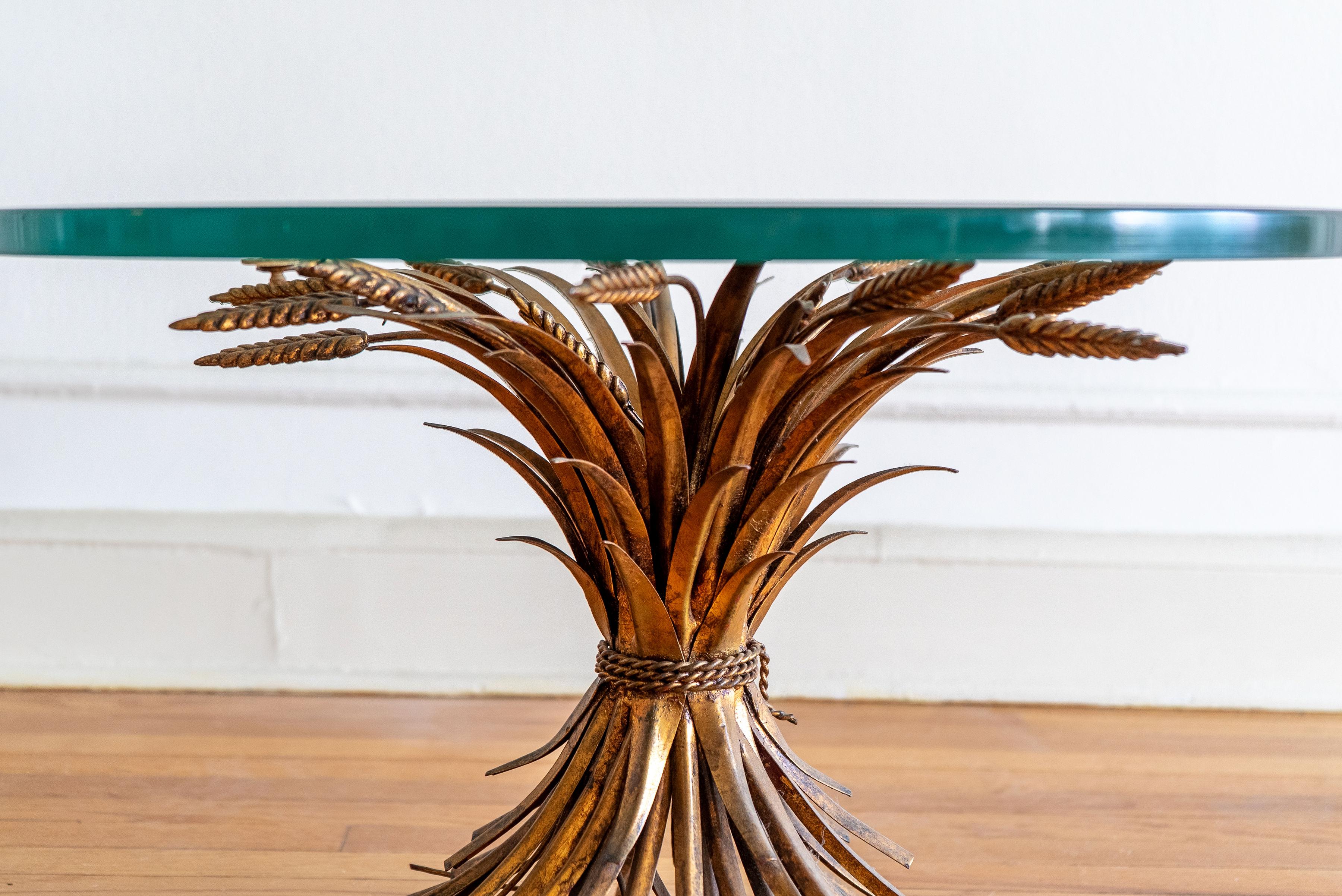 Mesa de centro dorada Hollywood Regency con gavilla de trigo Regencia de Hollywood en venta