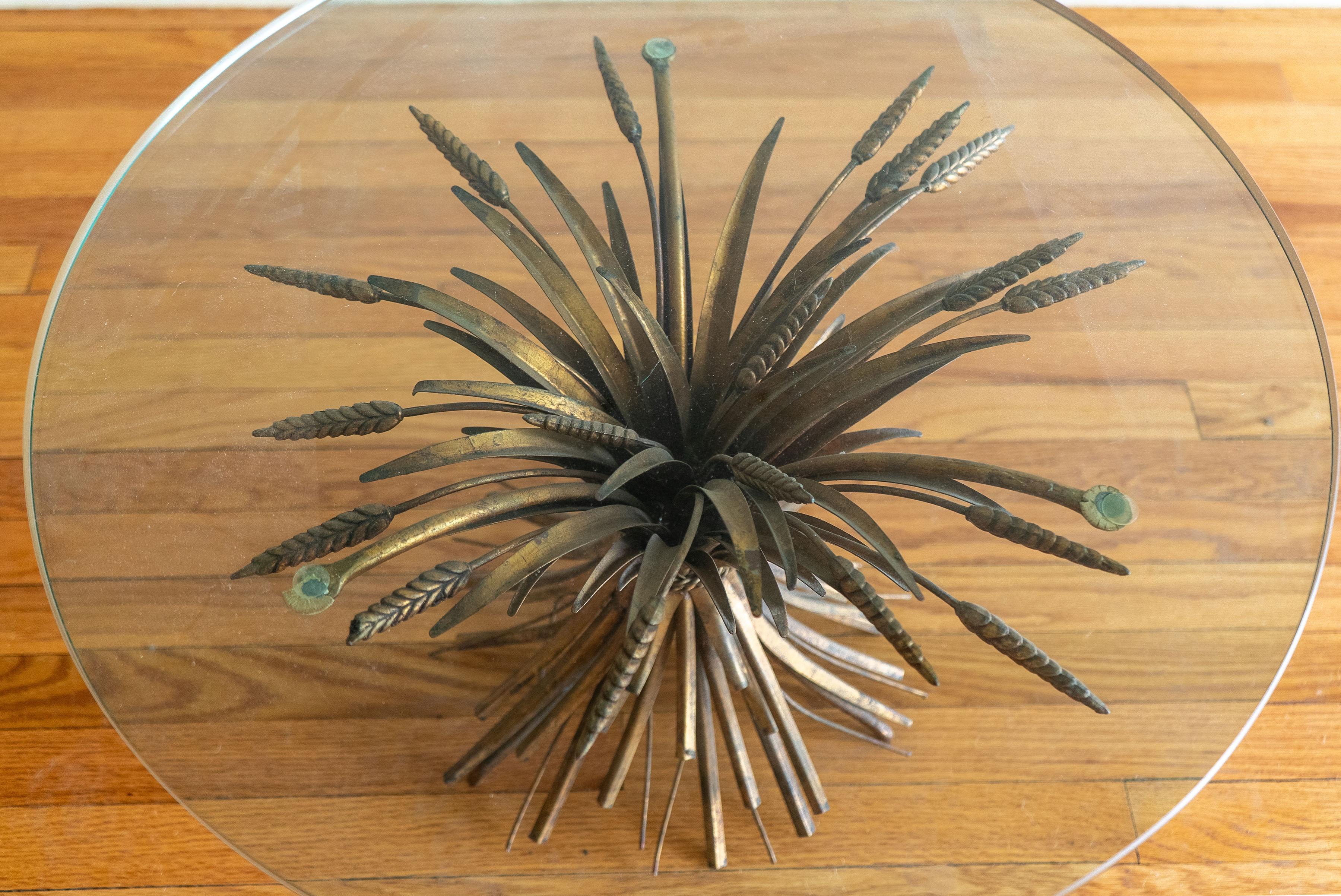 Mesa de centro dorada Hollywood Regency con gavilla de trigo Italiano en venta