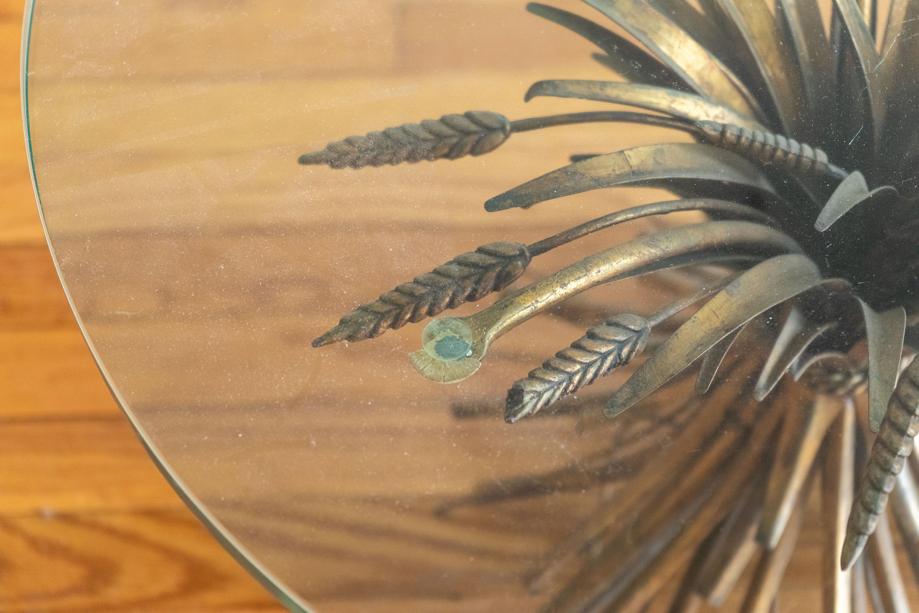 Mesa de centro dorada Hollywood Regency con gavilla de trigo Dorado en venta