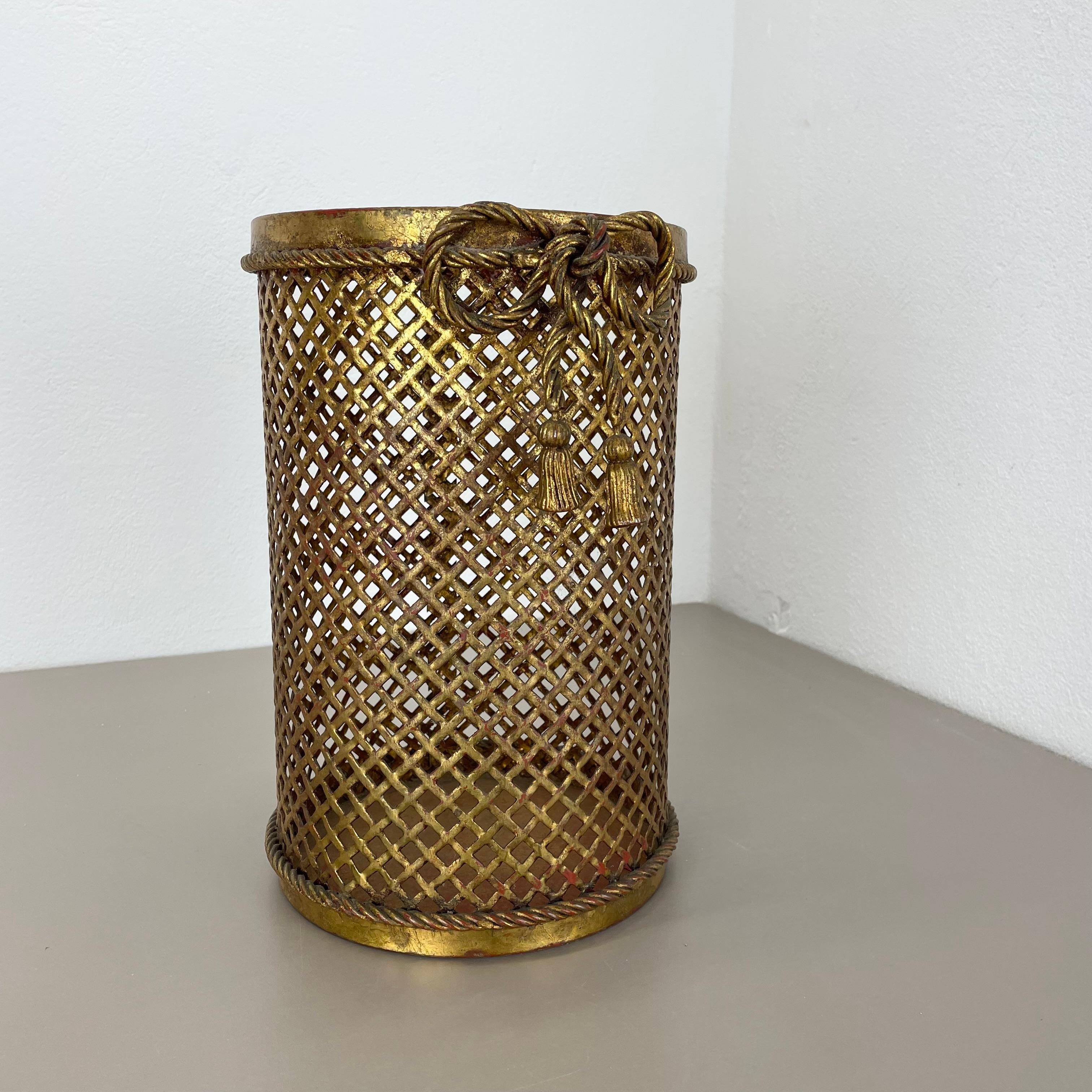 Article: Waste bin paper bin

Origin: Italy

Age: 1950s

Design and Producer: Li Puma, Florence in Italy

This original vintage Hollywood Regency waste bin paper bin was produced in the 1950s in Italy by Li Puma. unique and extraordinary design of
