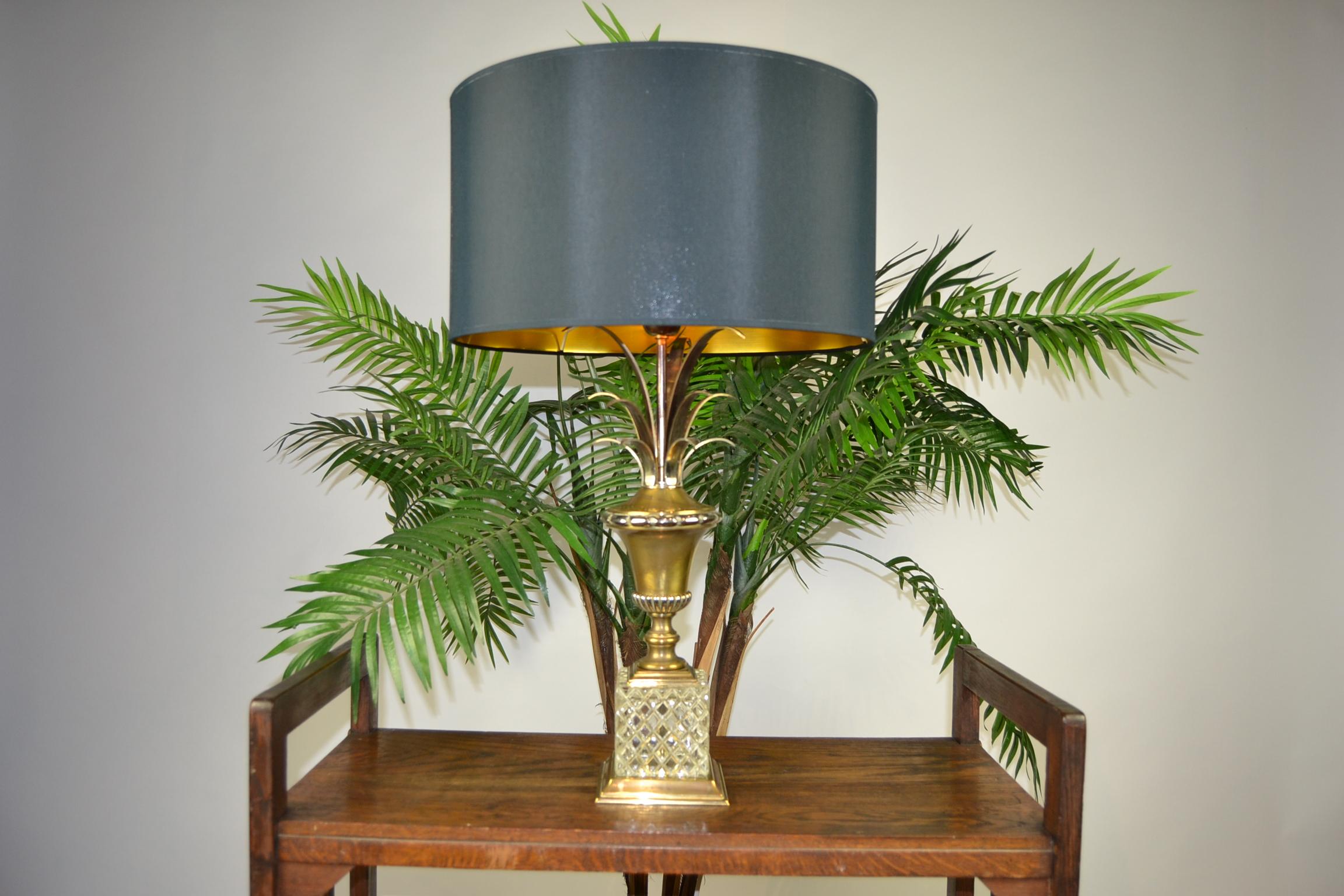 Hollywood Regency Pineapple Leaf Table Lamp, Gilt Brass and Crystal, France For Sale 5