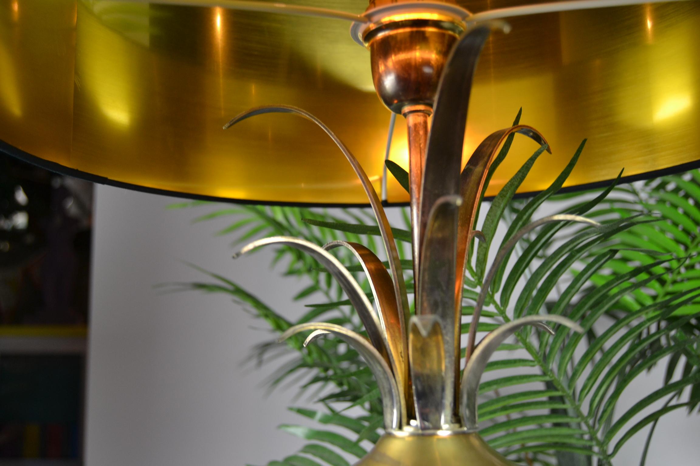 Hollywood Regency Pineapple Leaf Table Lamp, Gilt Brass and Crystal, France In Good Condition For Sale In Antwerp, BE