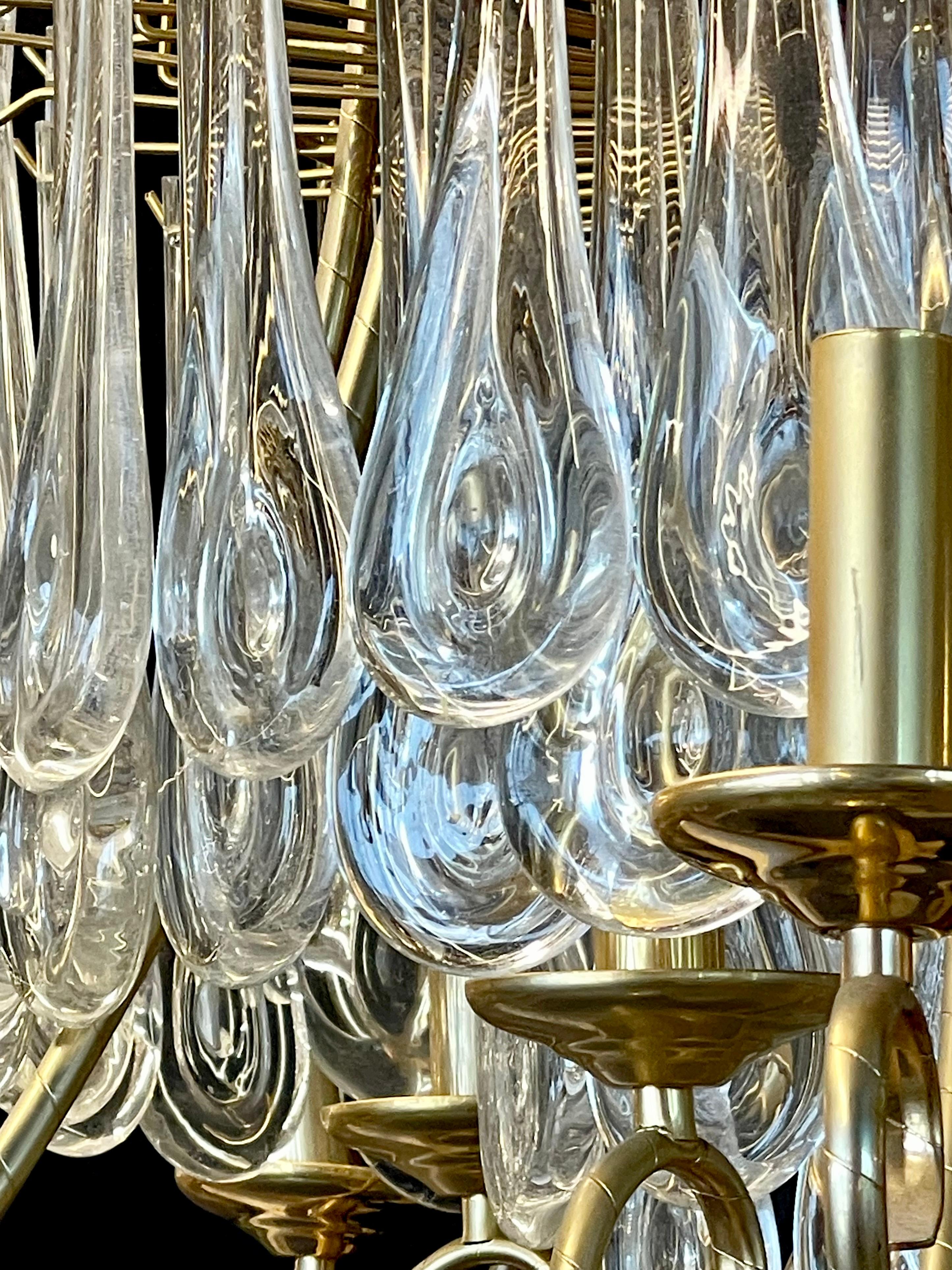 Lampadario Hollywood Regency in bronzo dorato e cristallo in vendita 4