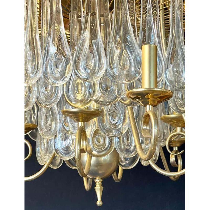 Lampadario Hollywood Regency in bronzo dorato e cristallo in vendita 7