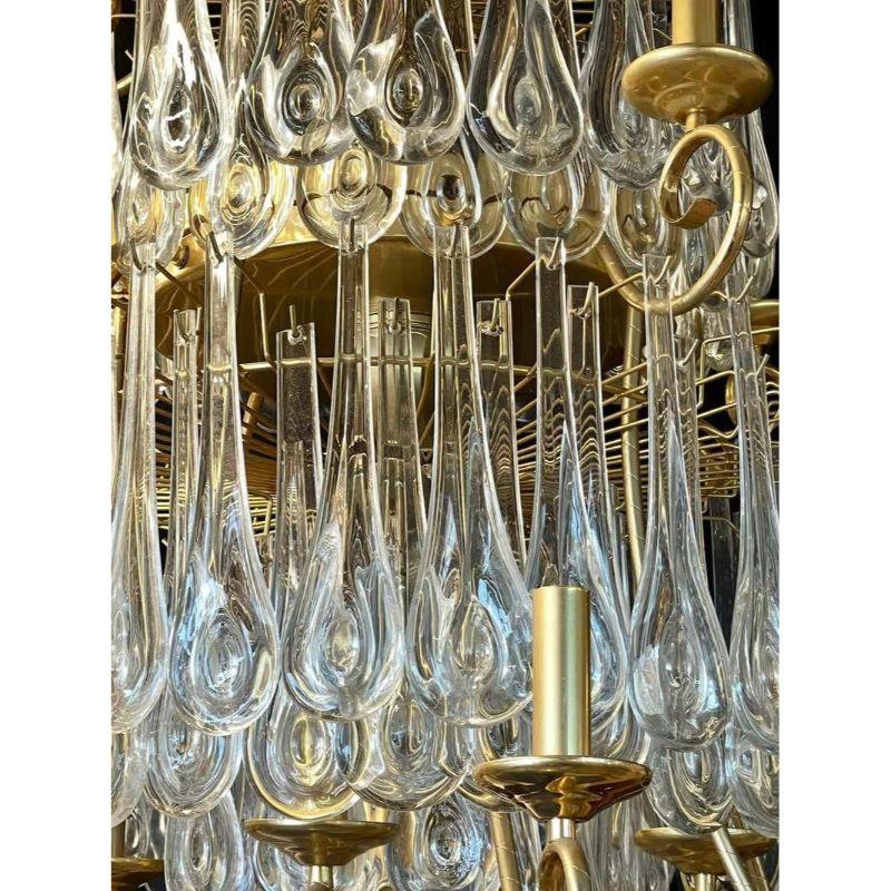 Metà XX secolo Lampadario Hollywood Regency in bronzo dorato e cristallo in vendita