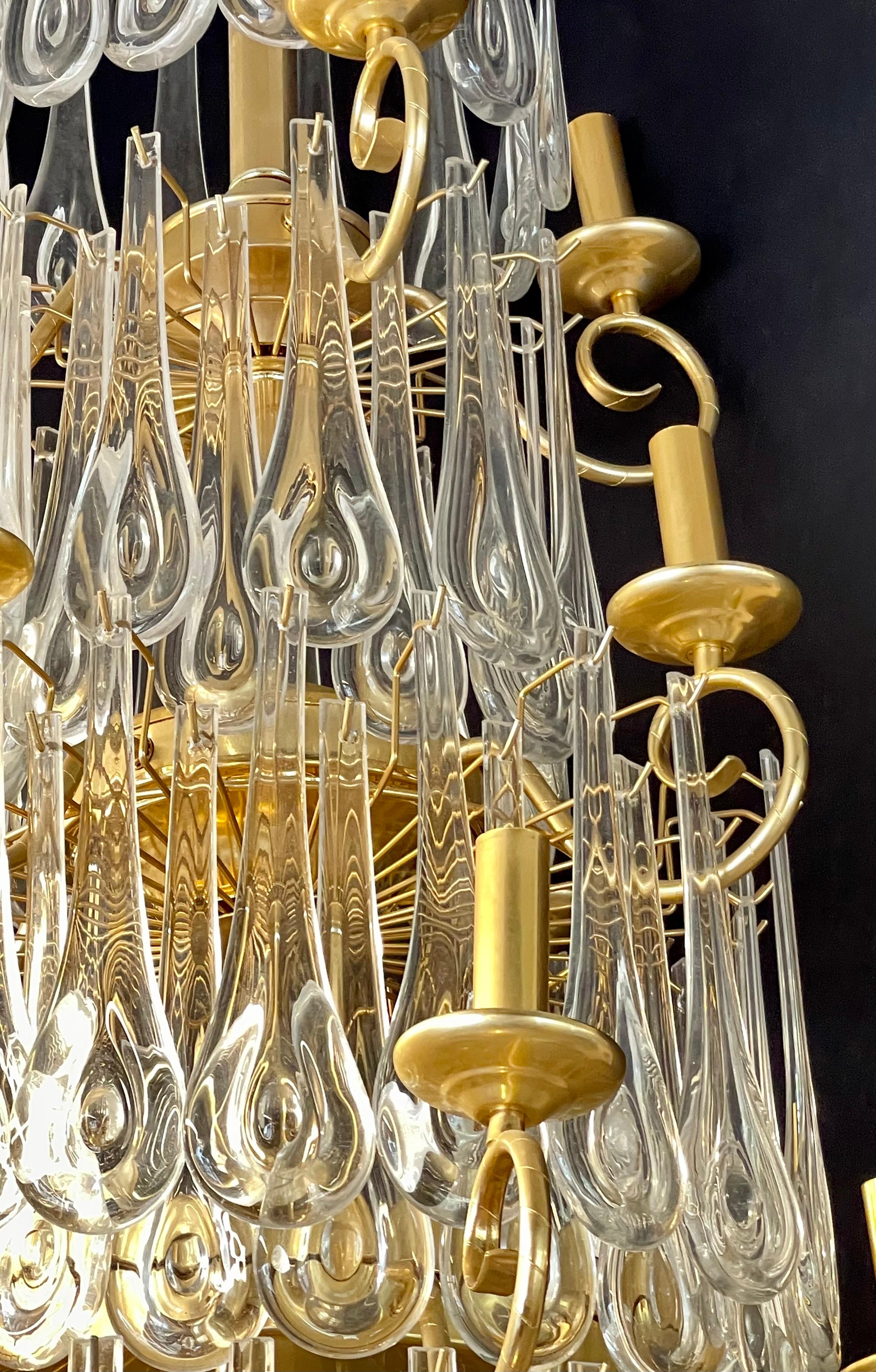 Lampadario Hollywood Regency in bronzo dorato e cristallo in vendita 1