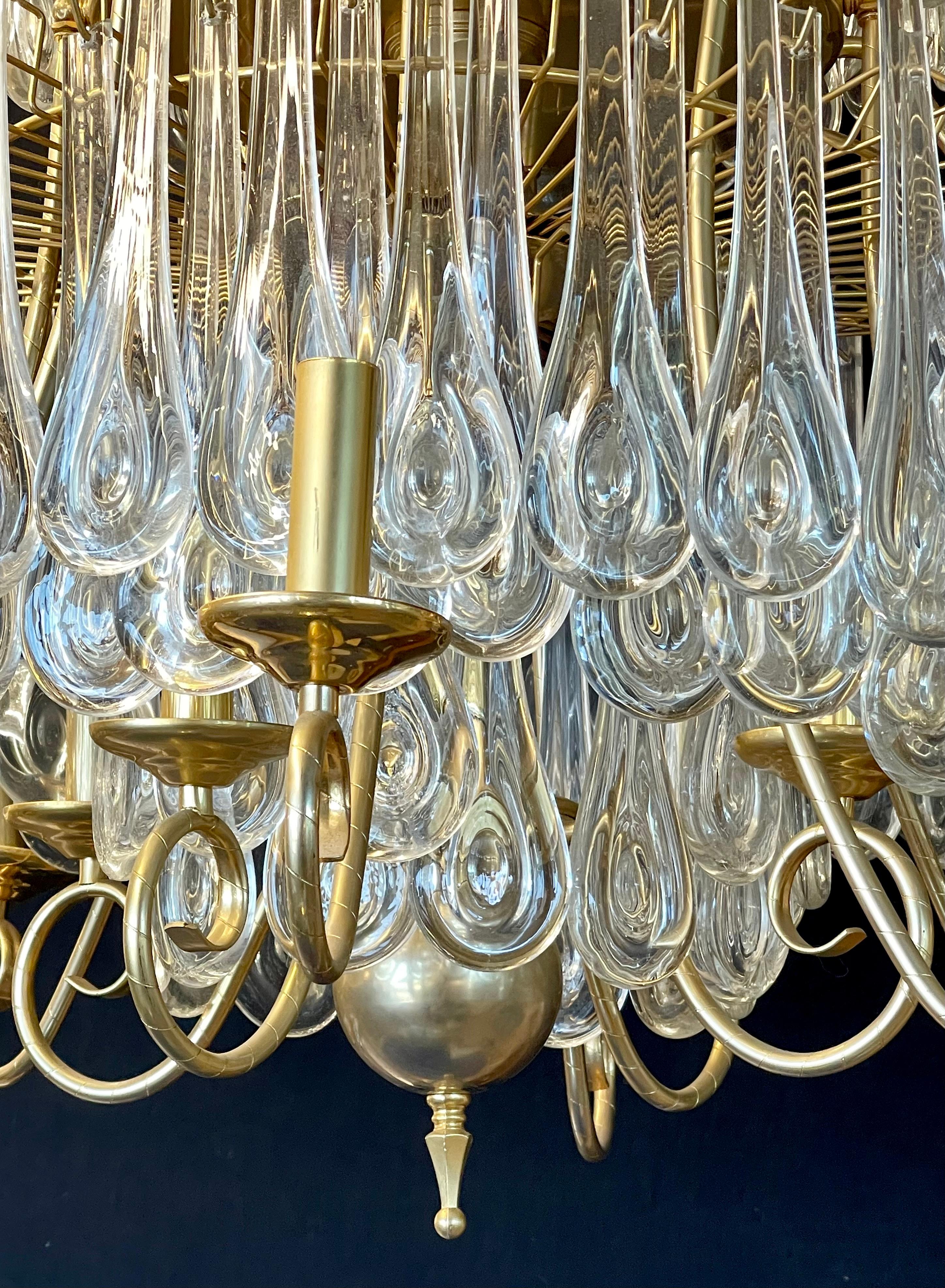 Lampadario Hollywood Regency in bronzo dorato e cristallo in vendita 2