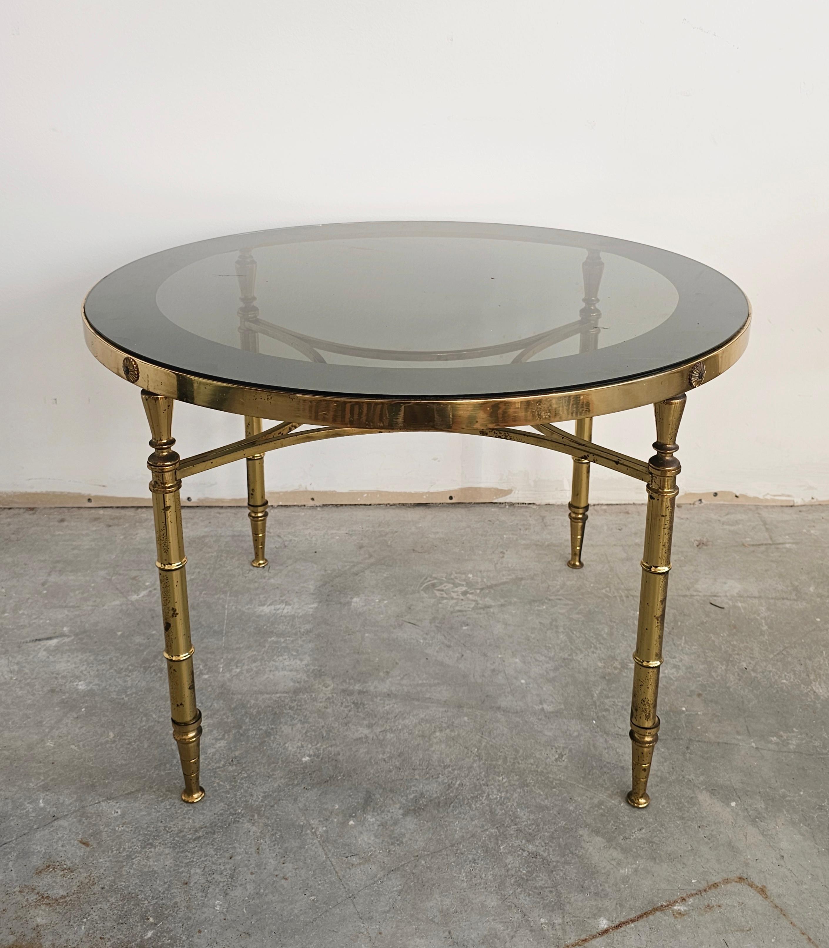 Hier finden Sie einen atemberaubenden Couchtisch oder Beistelltisch aus vergoldeter Bronze aus der französischen Hollywood-Regency-Ära, entworfen von Maison Charles. Die eleganten Linien, die dünnen Beine, die Rauchglasplatte und die beeindruckende