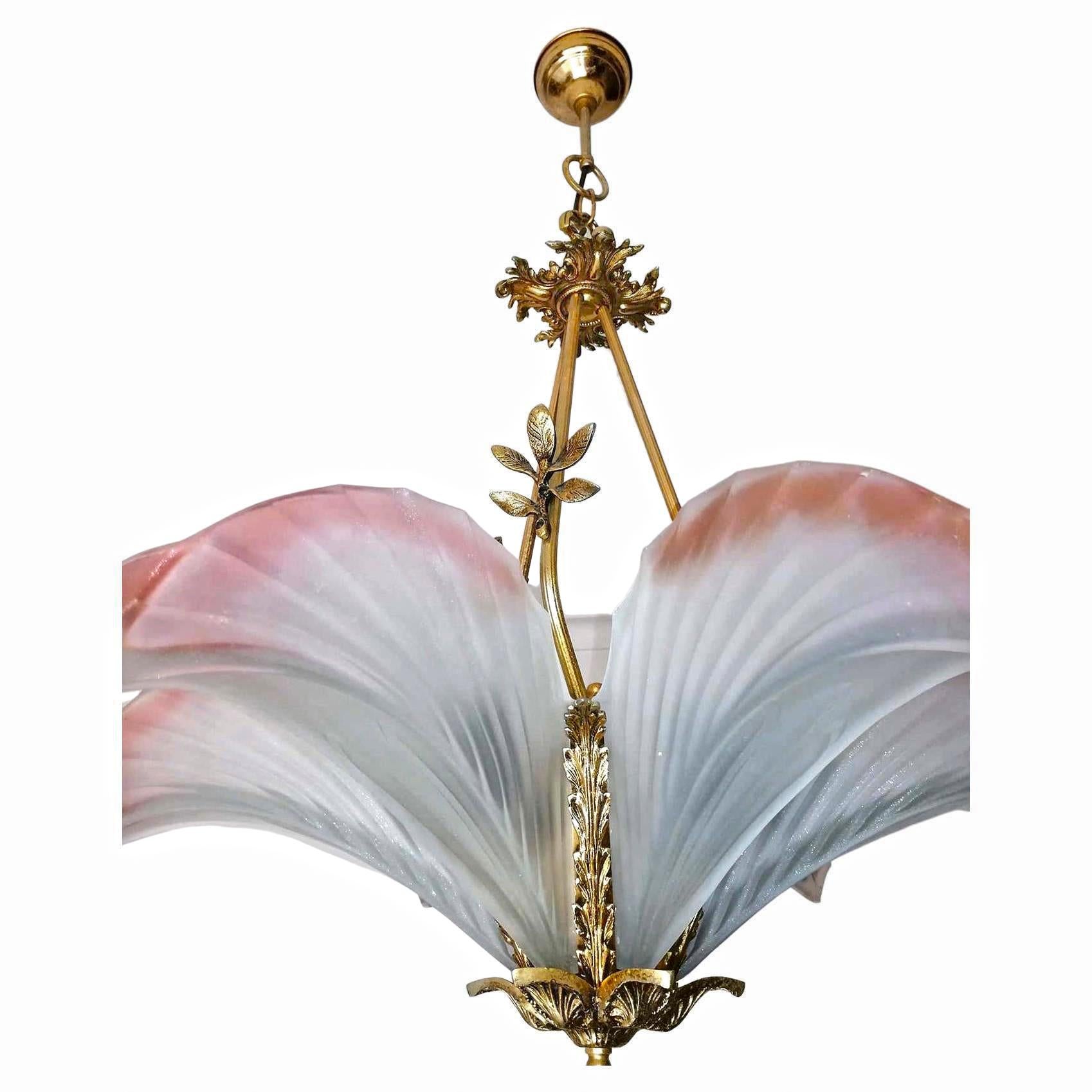 Hollywood Regency Vergoldete Bronze Palme Art Deco Kronleuchter mit rosa mattiertem Glas (Französisch) im Angebot