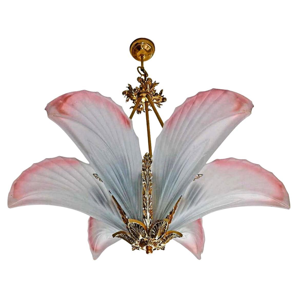 Hollywood Regency Vergoldete Bronze Palme Art Deco Kronleuchter mit rosa mattiertem Glas