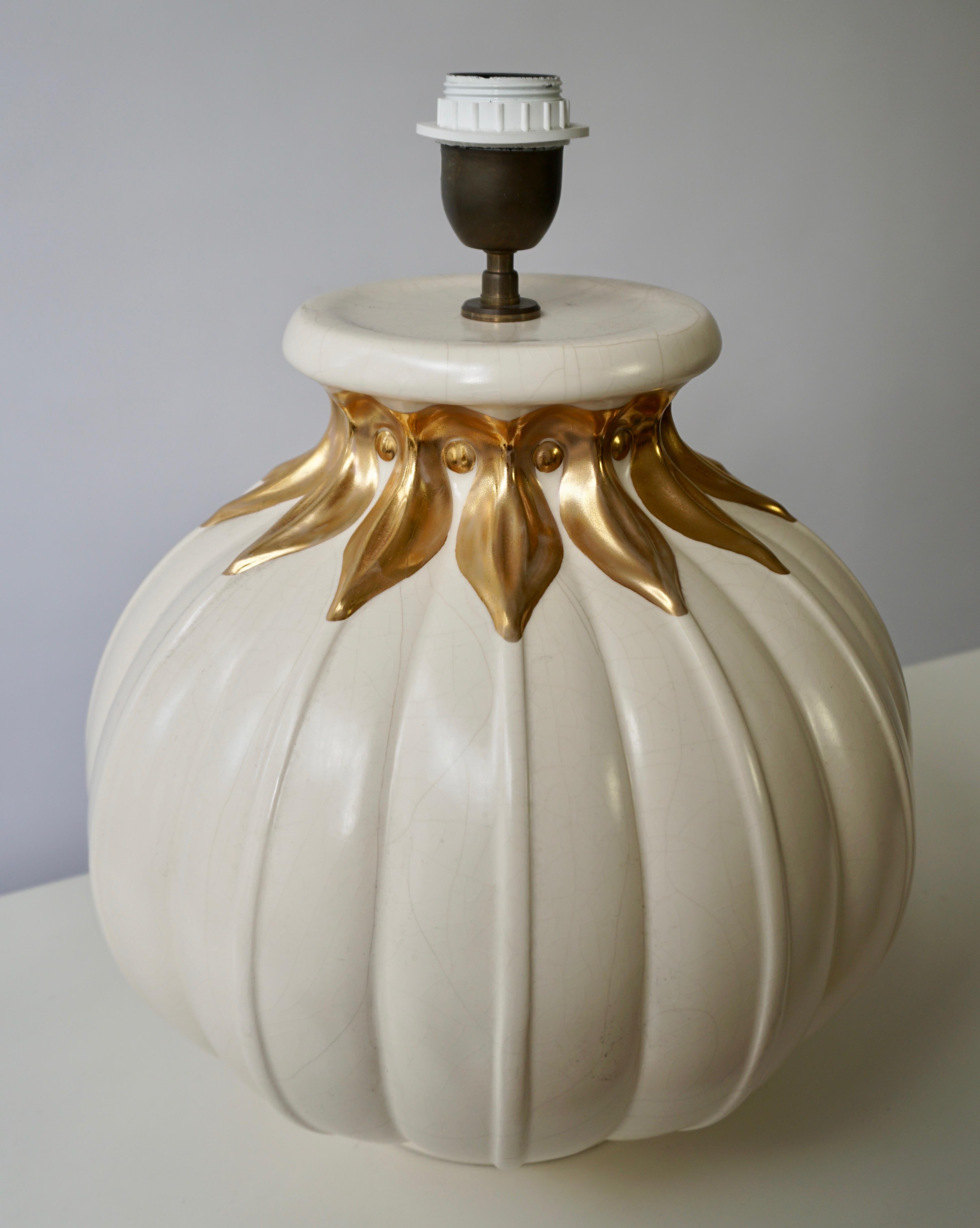 Hollywood Regency Gilt Ceramic Table Lamp In Good Condition For Sale In Antwerp, BE