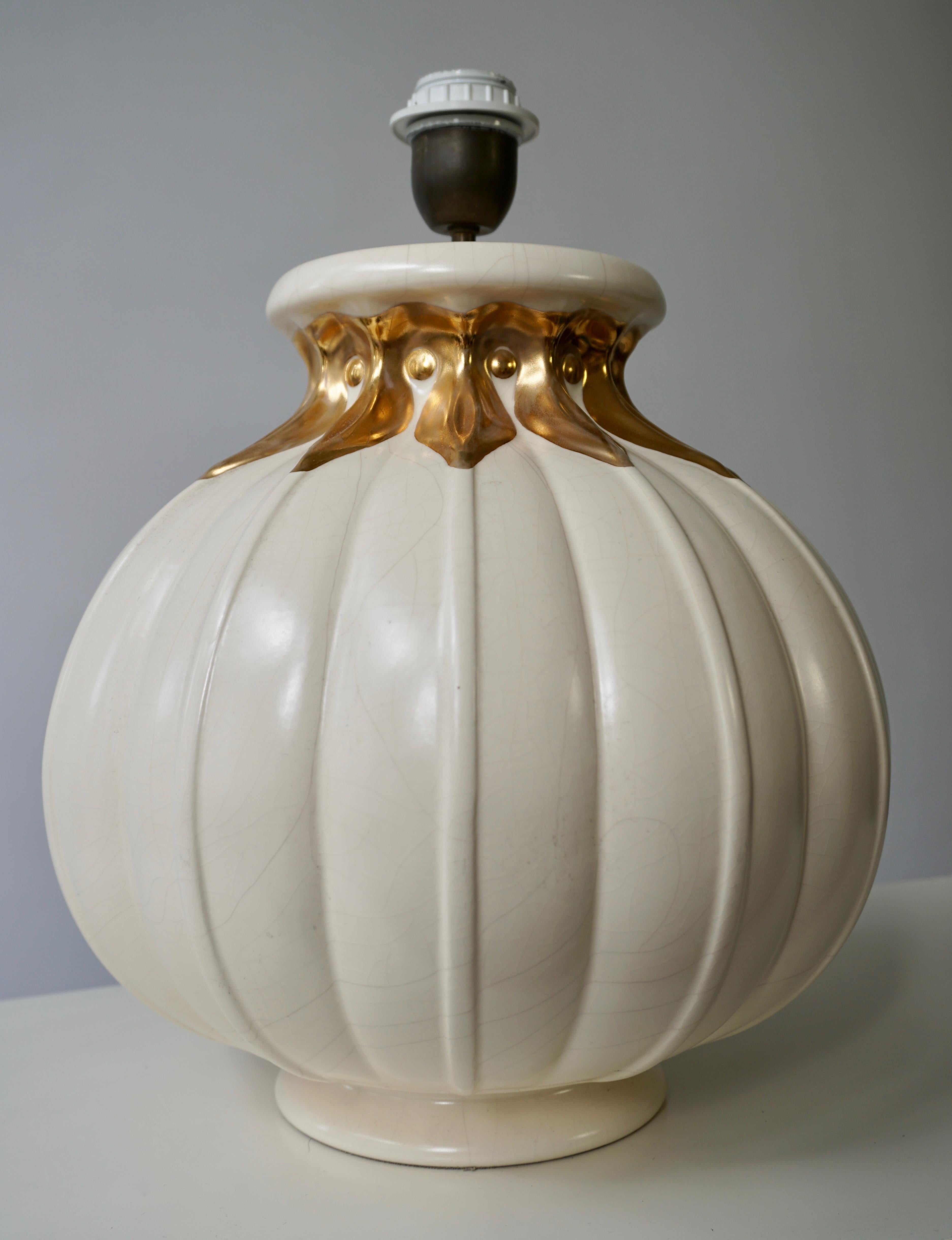 Hollywood-Regency-Tischlampe aus vergoldeter Keramik (Vergoldet) im Angebot