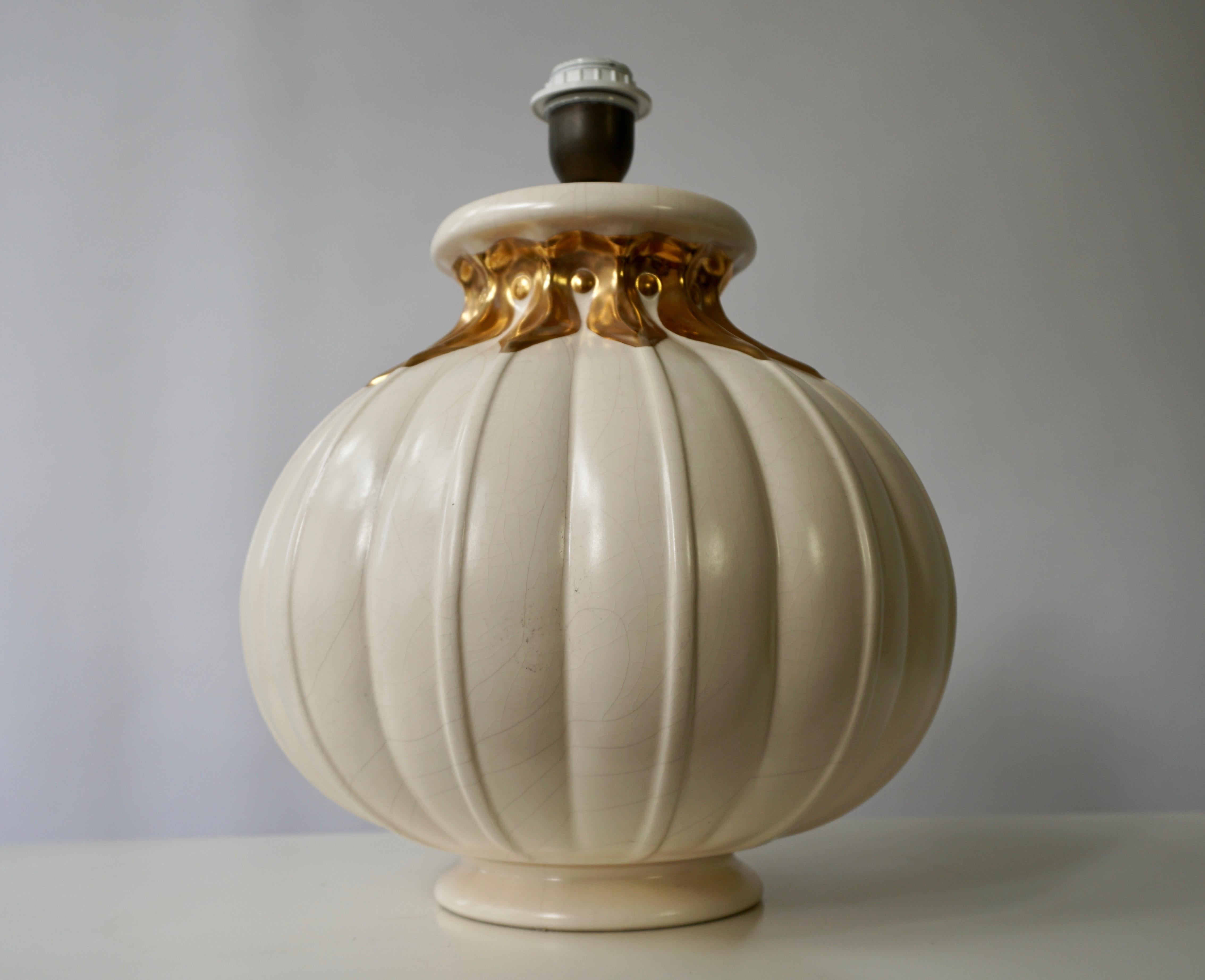 20ième siècle Lampe de table en céramique dorée Hollywood Regency en vente