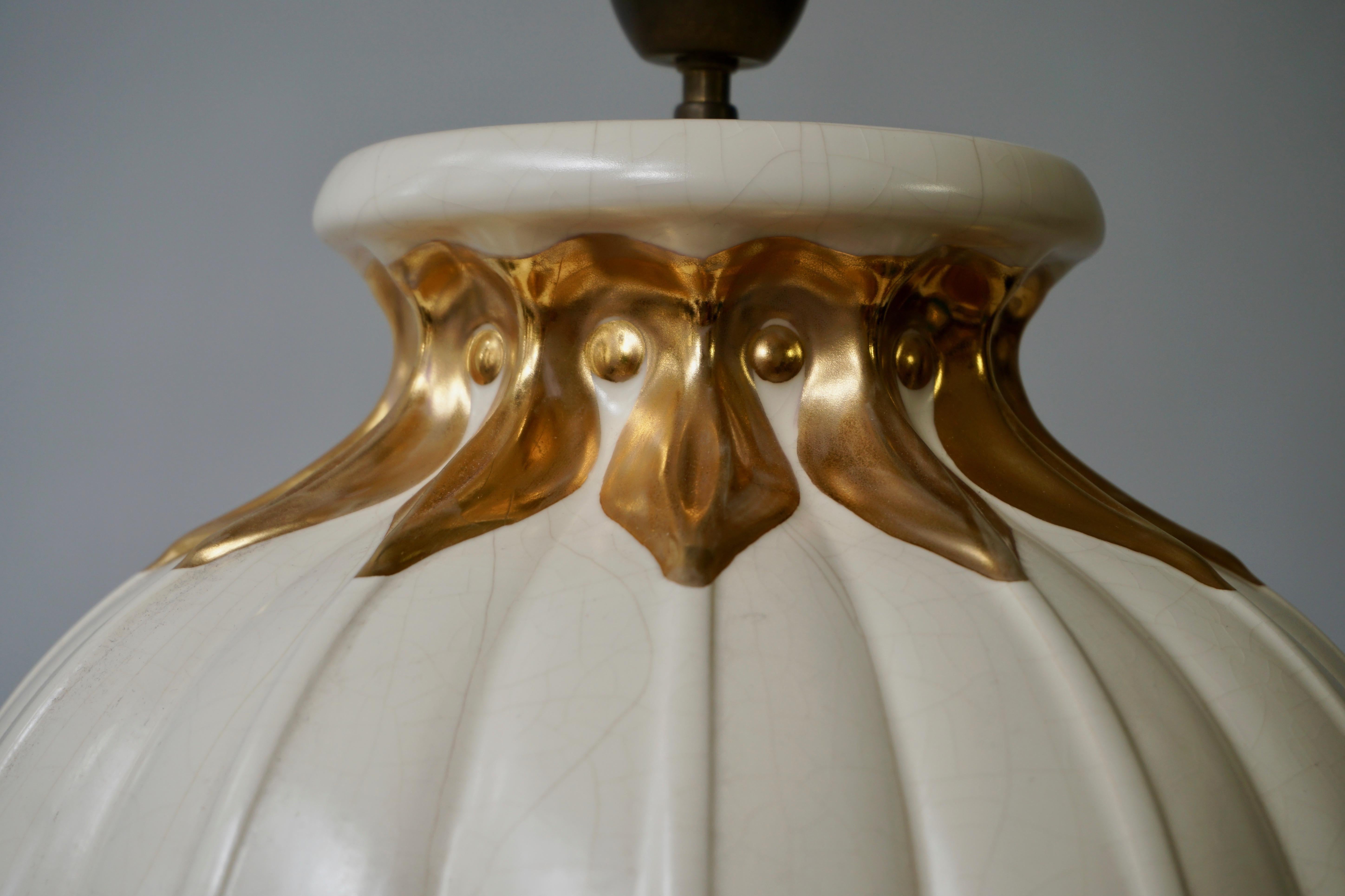 Hollywood-Regency-Tischlampe aus vergoldeter Keramik (20. Jahrhundert) im Angebot