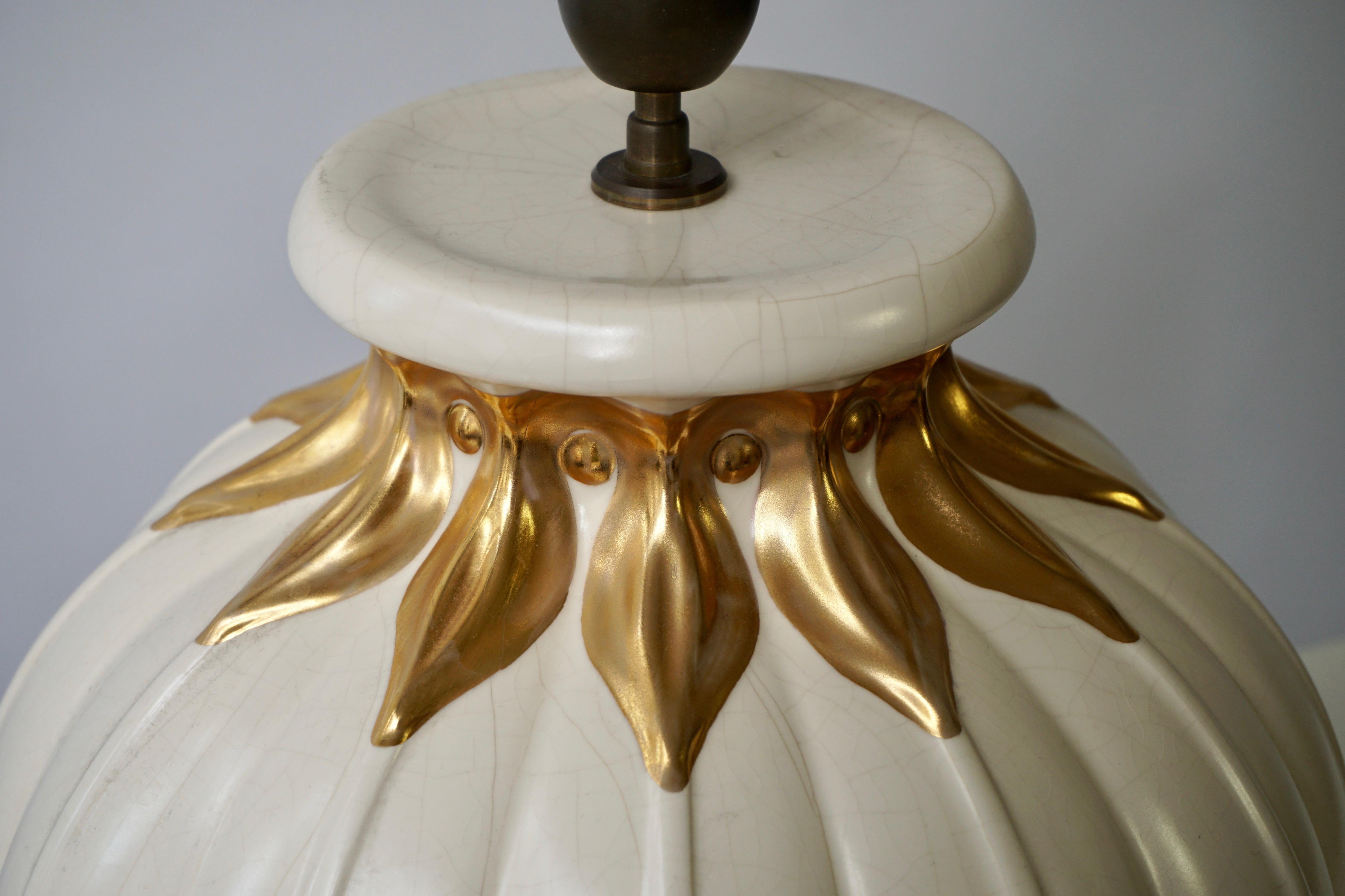 Hollywood-Regency-Tischlampe aus vergoldeter Keramik im Angebot 1