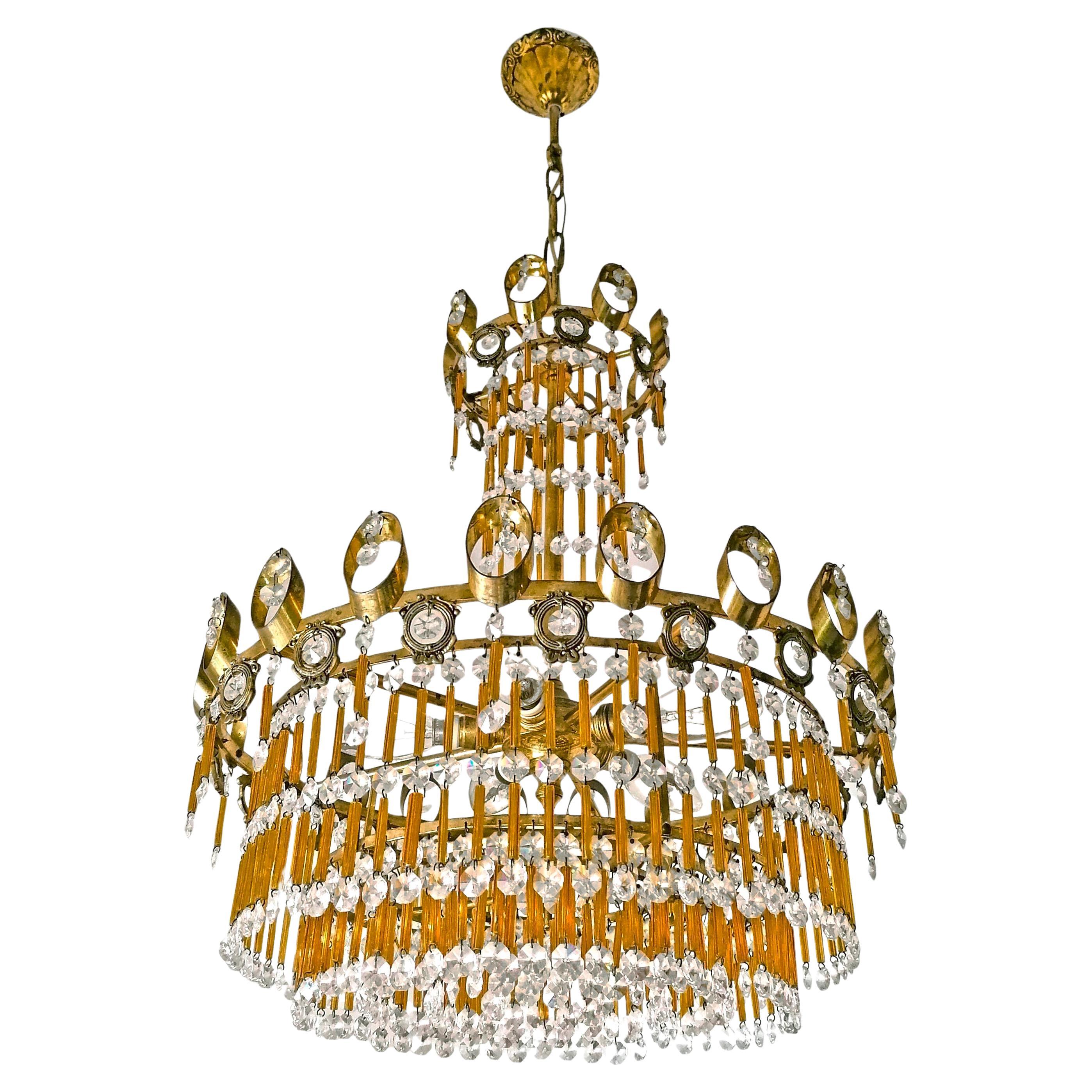 Fabuloso candelabro dorado para tartas de boda de mediados del siglo XX Art Decó o Art Nouveau con flecos de cristal ámbar

Diámetro 45 cm
Altura 85 cm
5 bombillas E14/ Buen estado de funcionamiento
Requiere montaje.