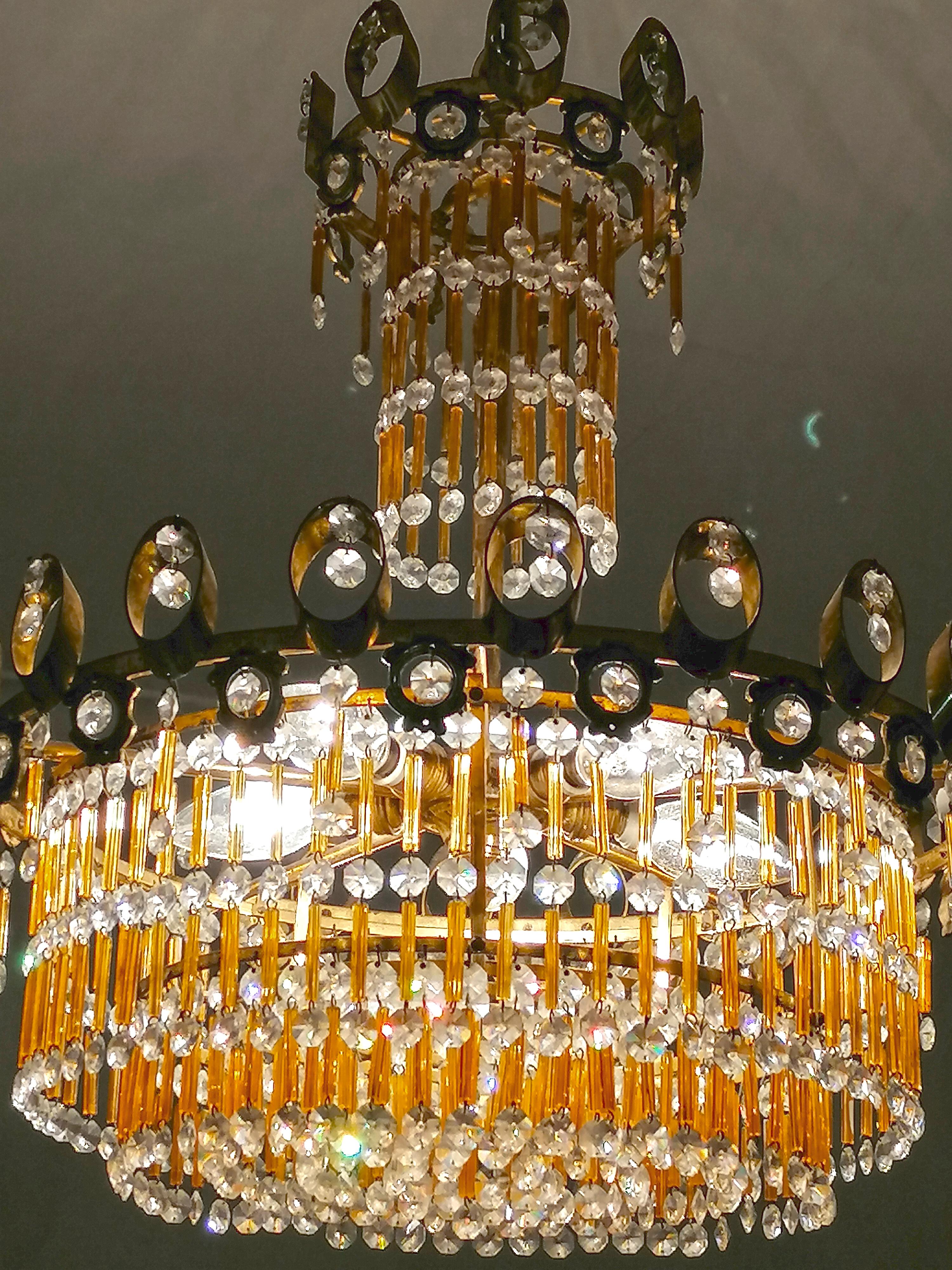 Araña Dorada Hollywood Regency con Flecos de Paja en Cristal de Murano Ámbar siglo XX en venta