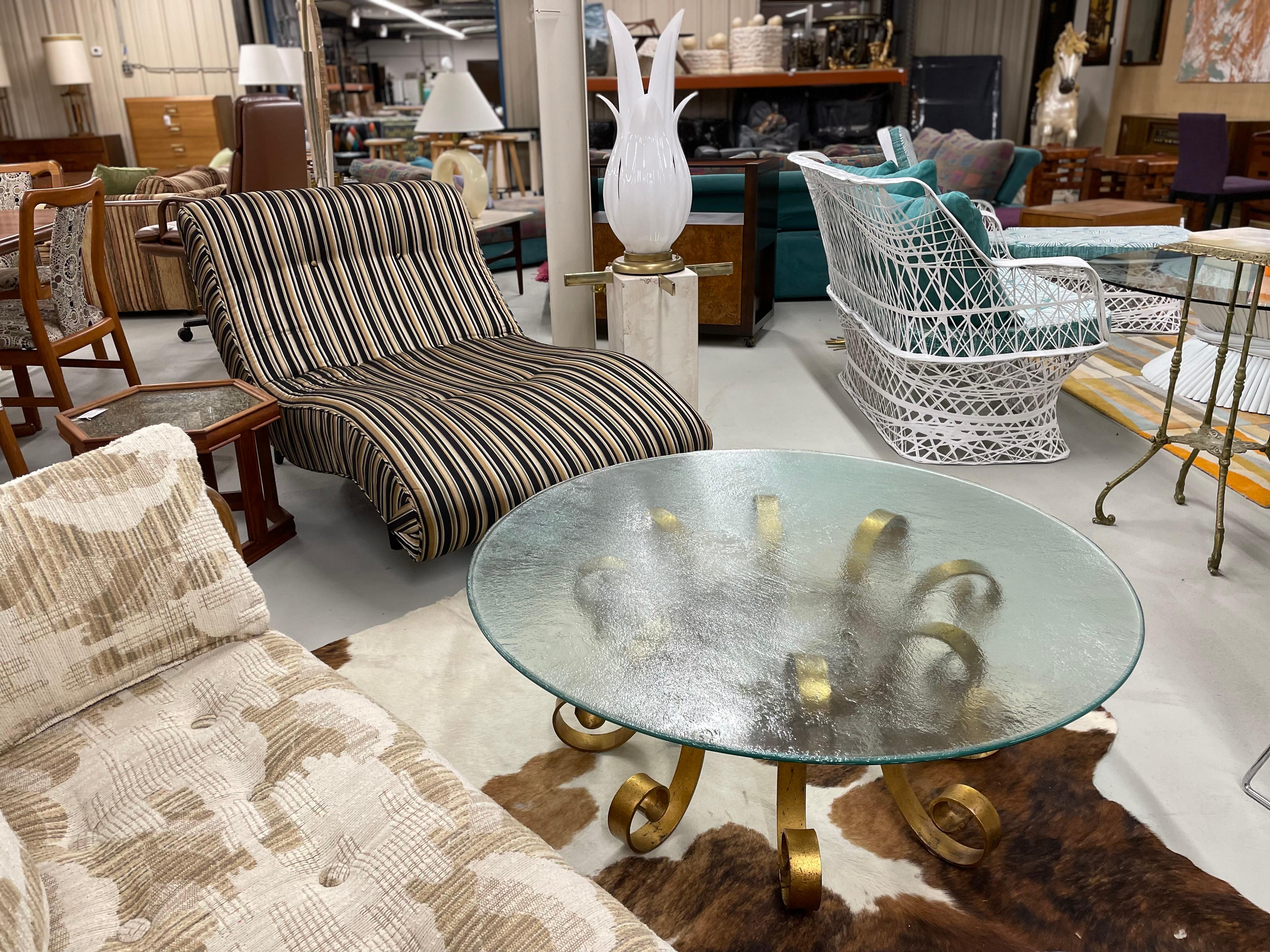 Table basse de style Hollywood Regency en fer doré à volutes avec plateau en verre ondulé en vente 4