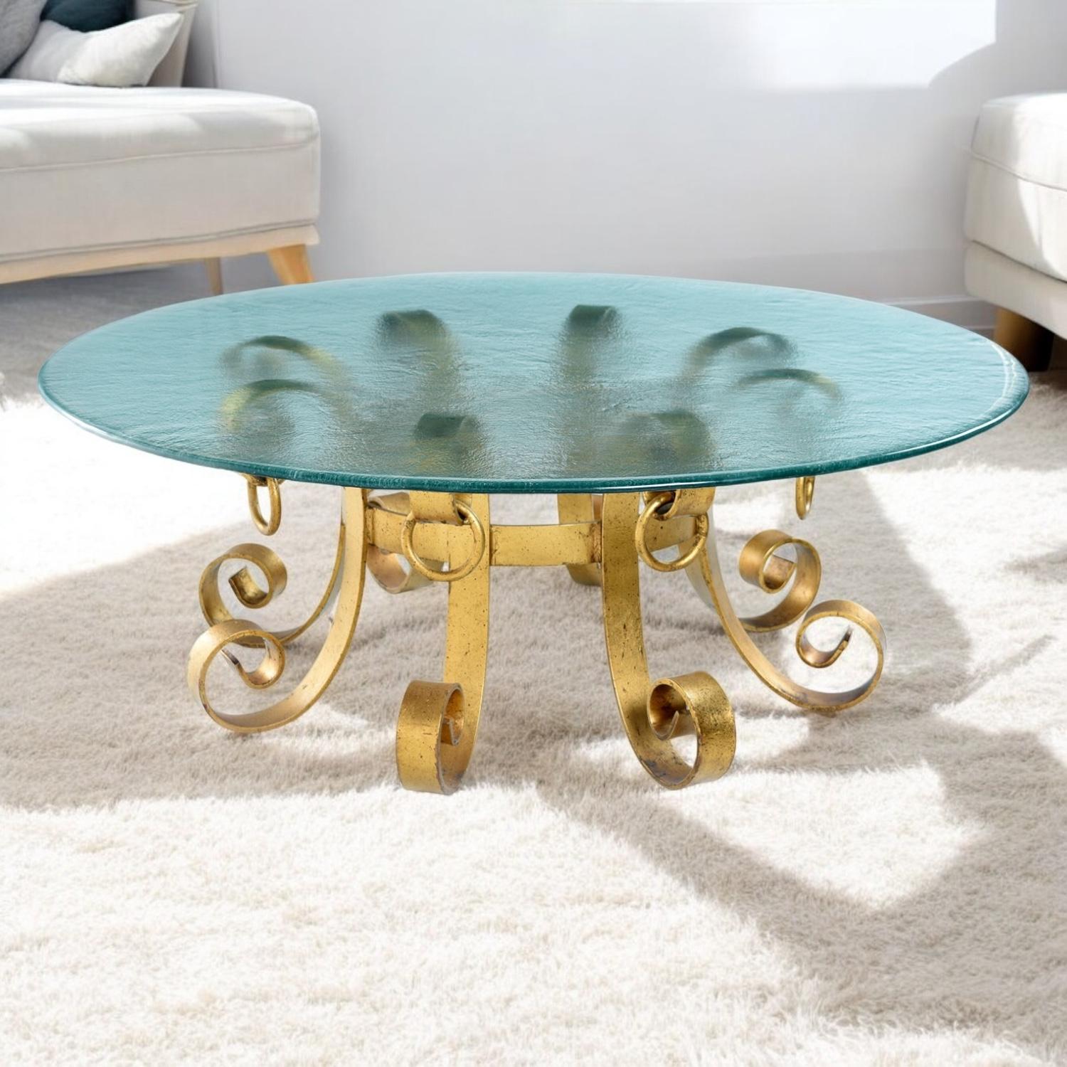 Table basse de style Hollywood Regency en fer doré à volutes avec plateau en verre ondulé en vente 4
