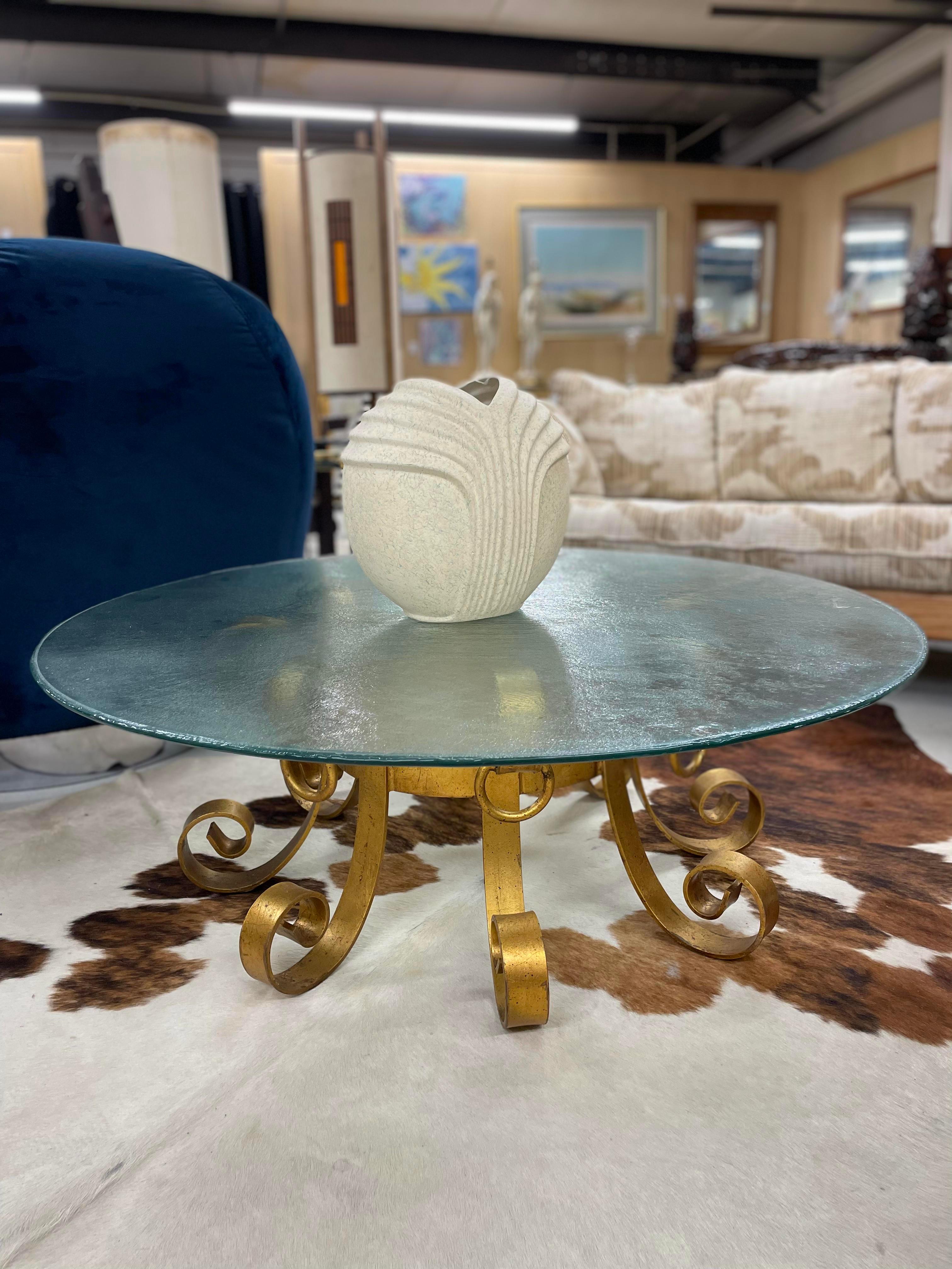 Mid-Century Modern Table basse de style Hollywood Regency en fer doré à volutes avec plateau en verre ondulé en vente