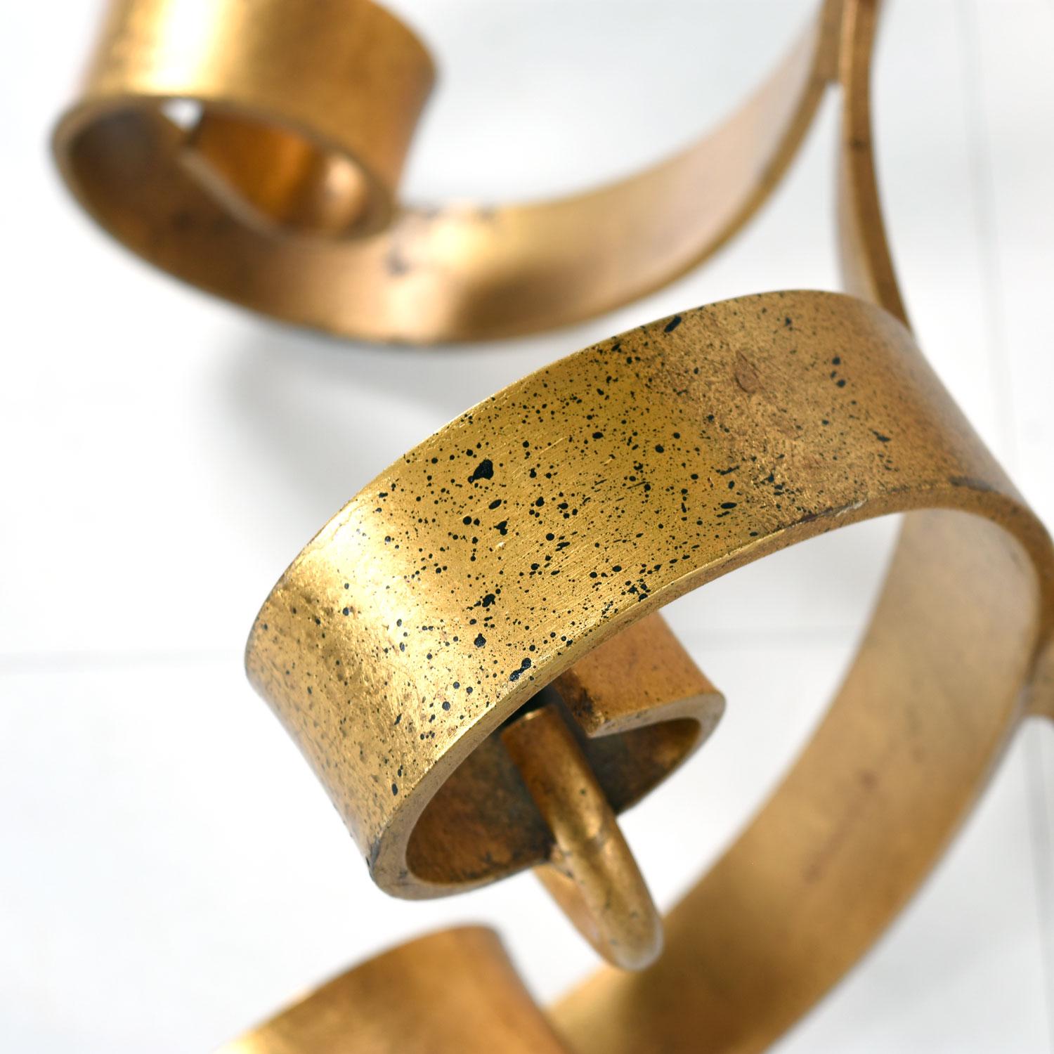 Métal Table basse de style Hollywood Regency en fer doré à volutes avec plateau en verre ondulé en vente