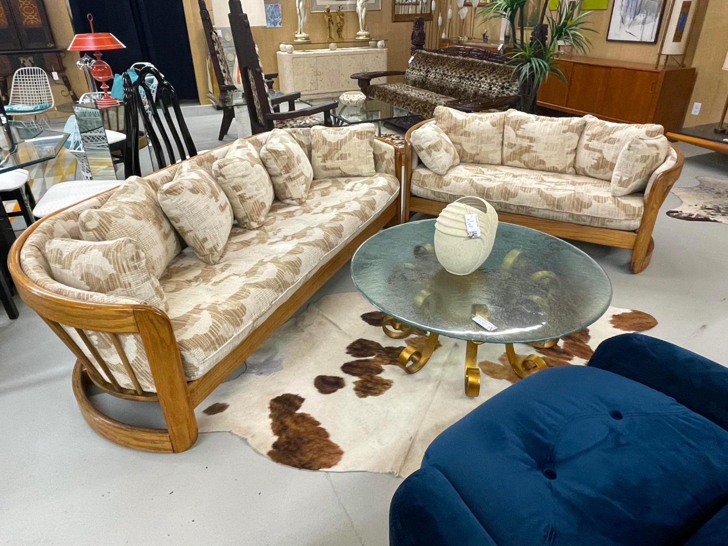 Table basse de style Hollywood Regency en fer doré à volutes avec plateau en verre ondulé Excellent état - En vente à Chattanooga, TN