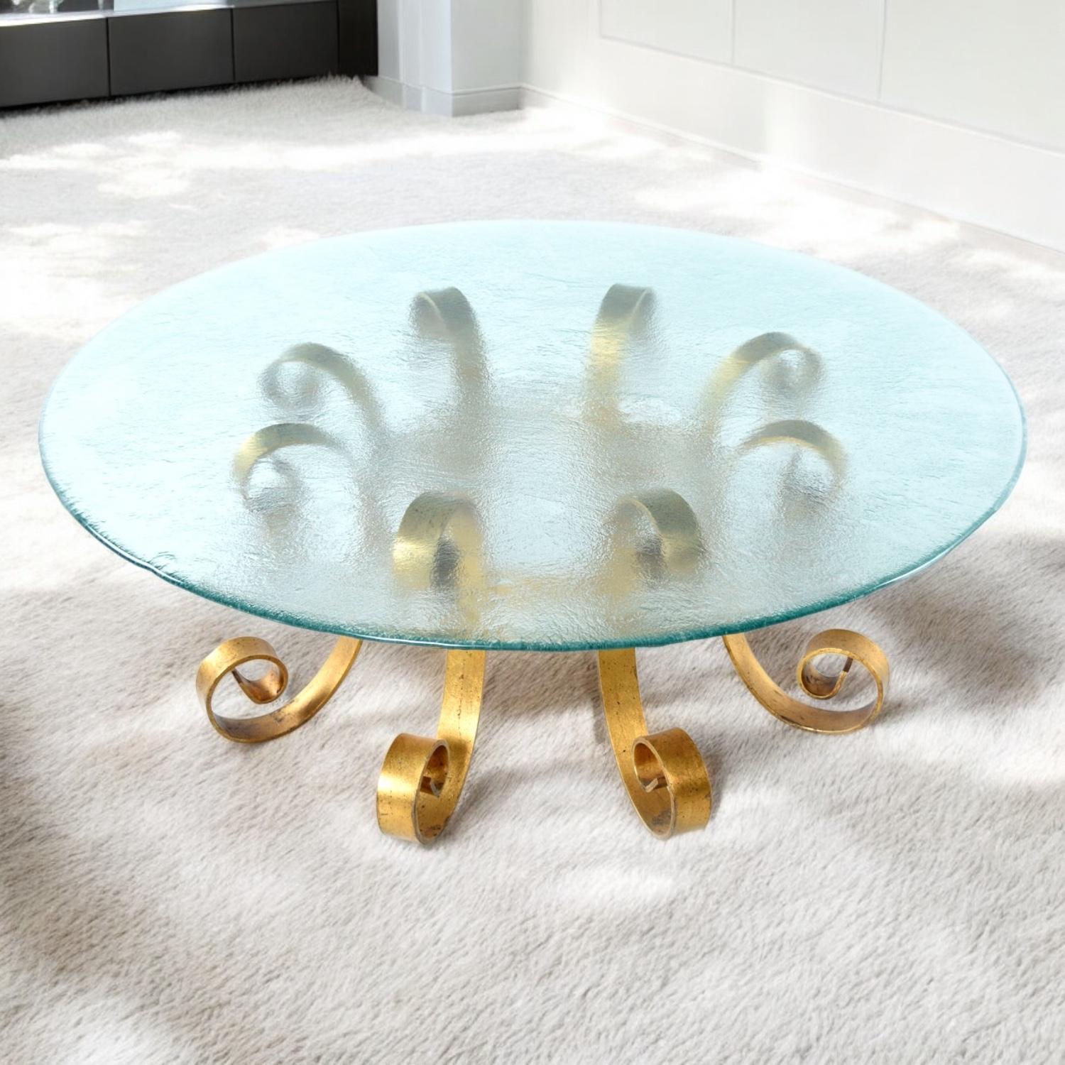 Table basse de style Hollywood Regency en fer doré à volutes avec plateau en verre ondulé Excellent état - En vente à Chattanooga, TN