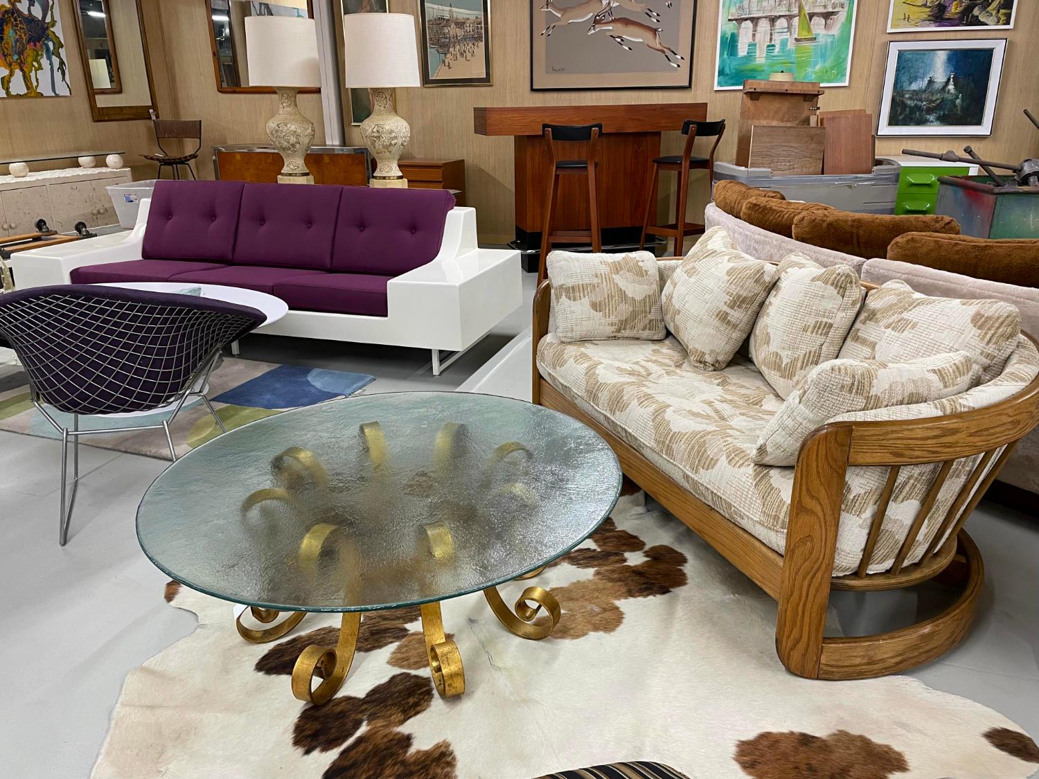 Milieu du XXe siècle Table basse de style Hollywood Regency en fer doré à volutes avec plateau en verre ondulé en vente