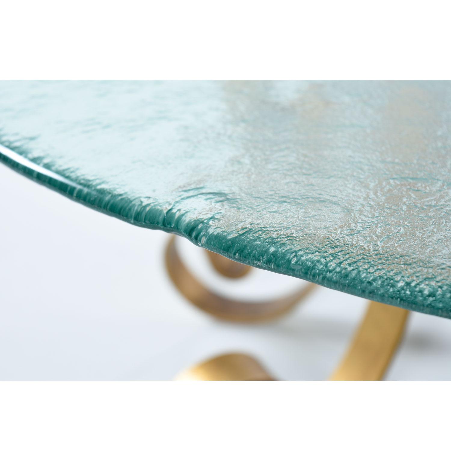 Table basse de style Hollywood Regency en fer doré à volutes avec plateau en verre ondulé en vente 1