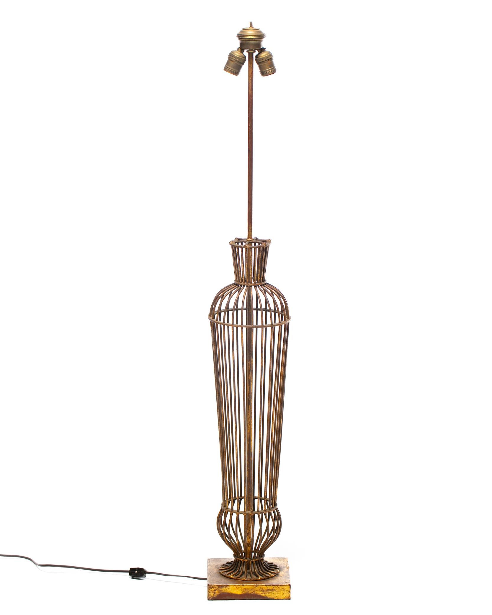 Lámparas altas de hierro dorado Hollywood Regency c. 1960 Regencia de Hollywood en venta