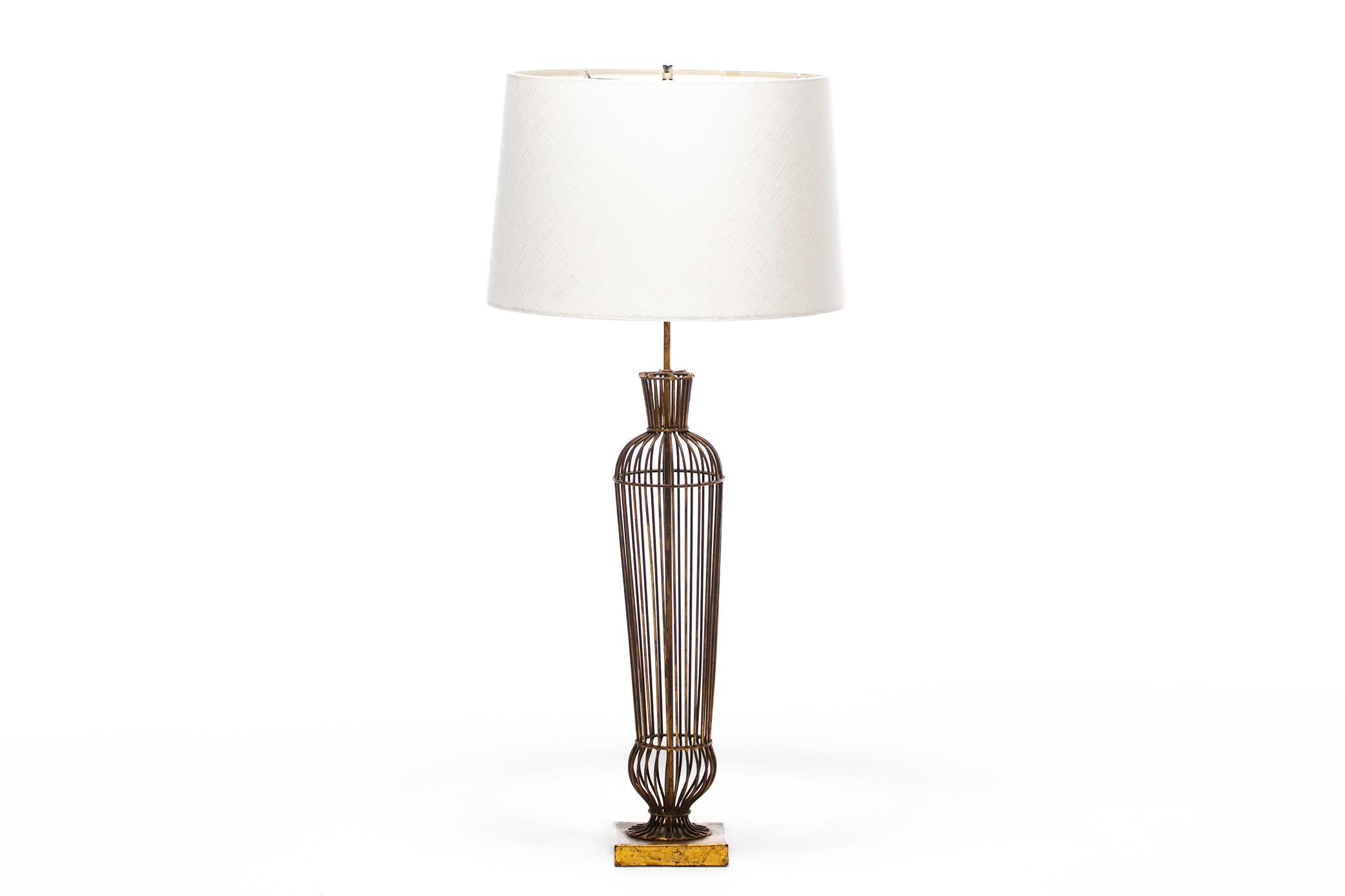 Lámparas altas de hierro dorado Hollywood Regency c. 1960 mediados del siglo XX en venta