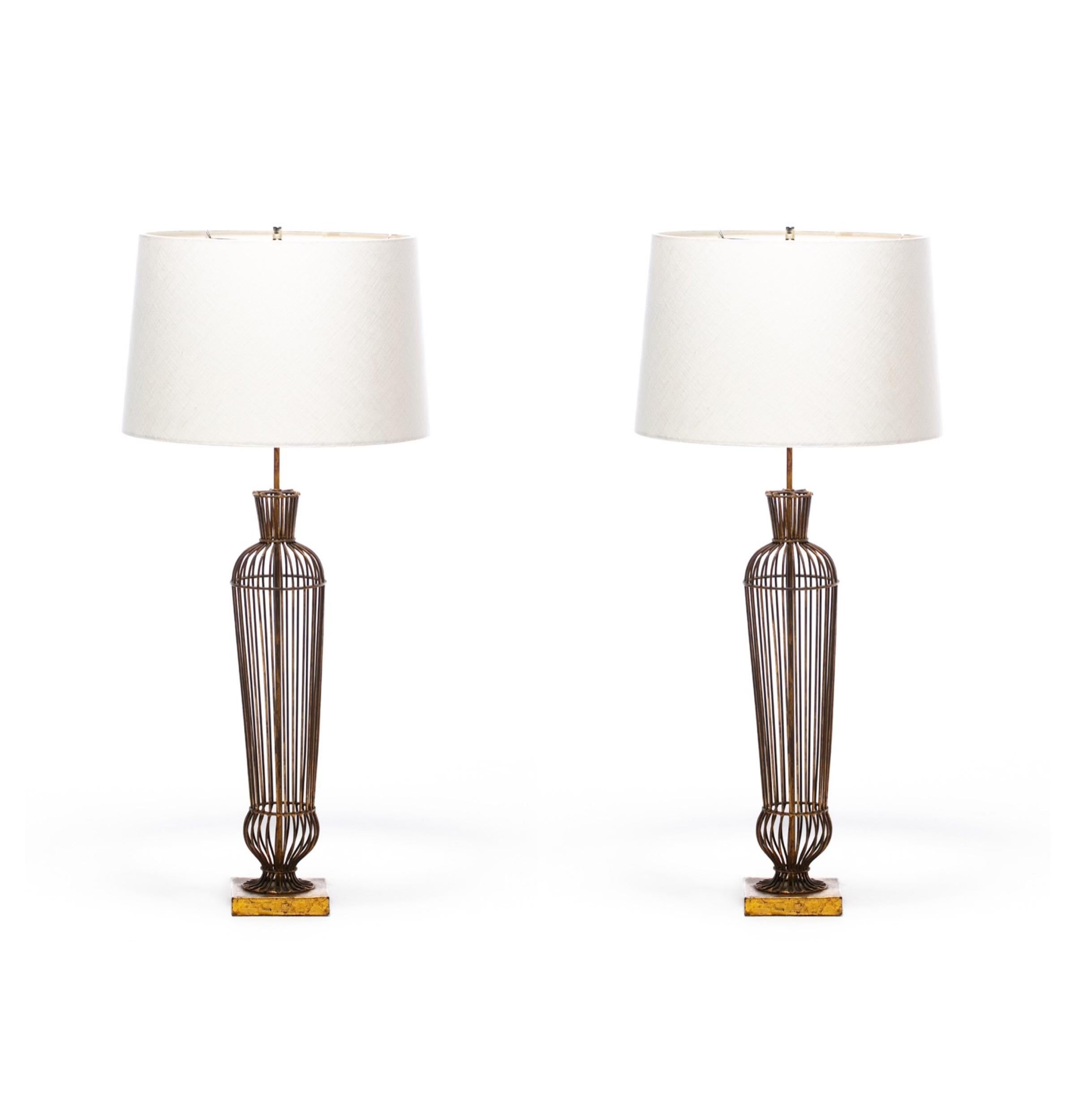 Lámparas altas de hierro dorado Hollywood Regency c. 1960 Metal en venta