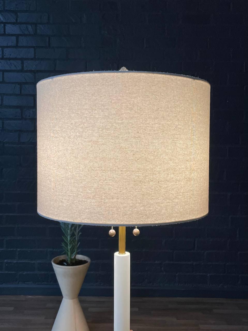 Lámpara de pie Hollywood Regency Hoja Dorada en Bueno estado para la venta en Los Angeles, CA