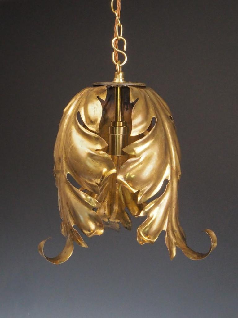 Hollywood Regency Gilt Leaf Pendant Light
This elegant Hollywood Regency ceiling pendant is a striking example of mid-century glamour. Crafted with a luxurious gilt finish, the light features four large acanthus leaves that curl gracefully around