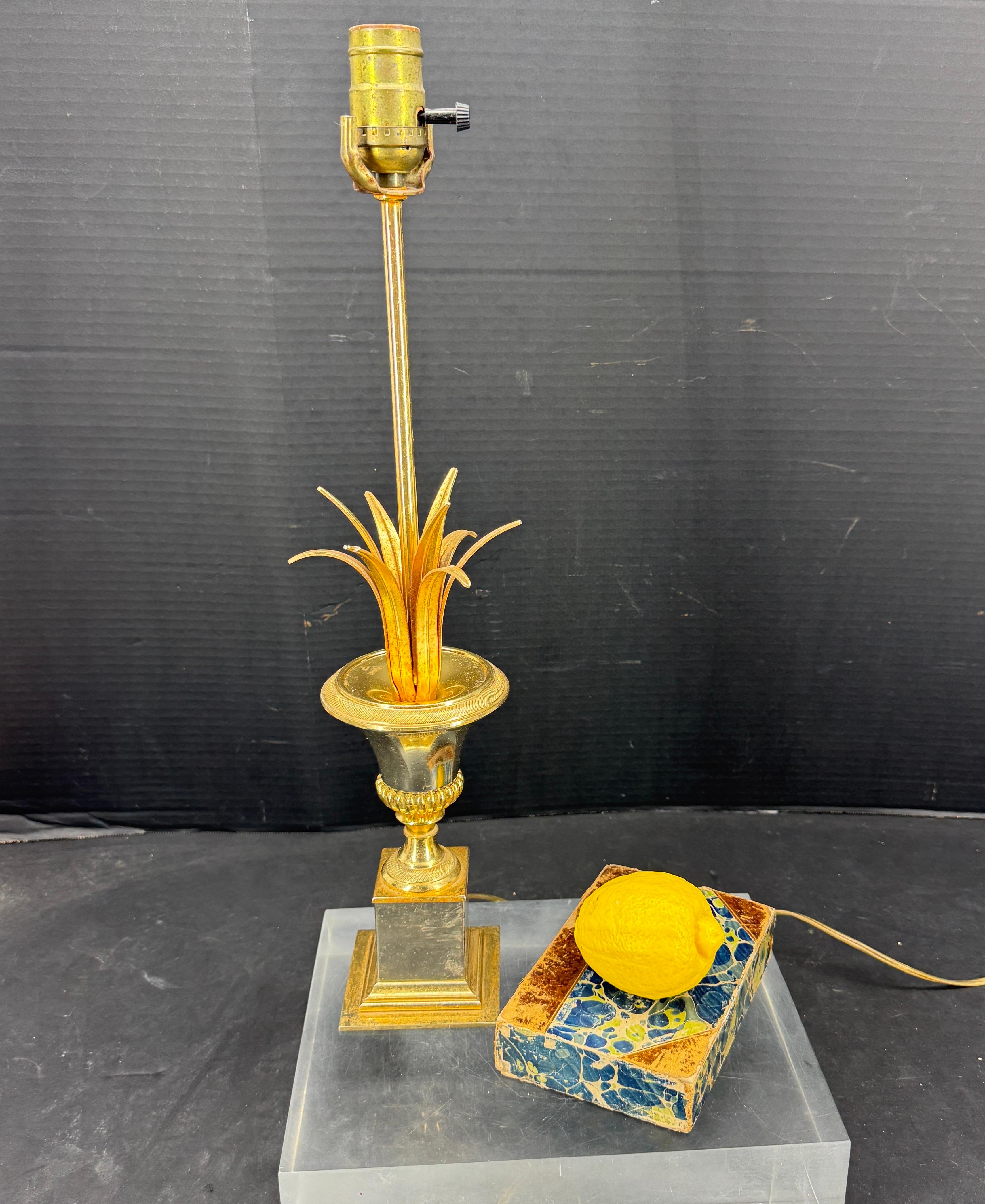 Europeo Lampada da tavolo Hollywood Regency a foglia d'oro e argento Petite Small in vendita