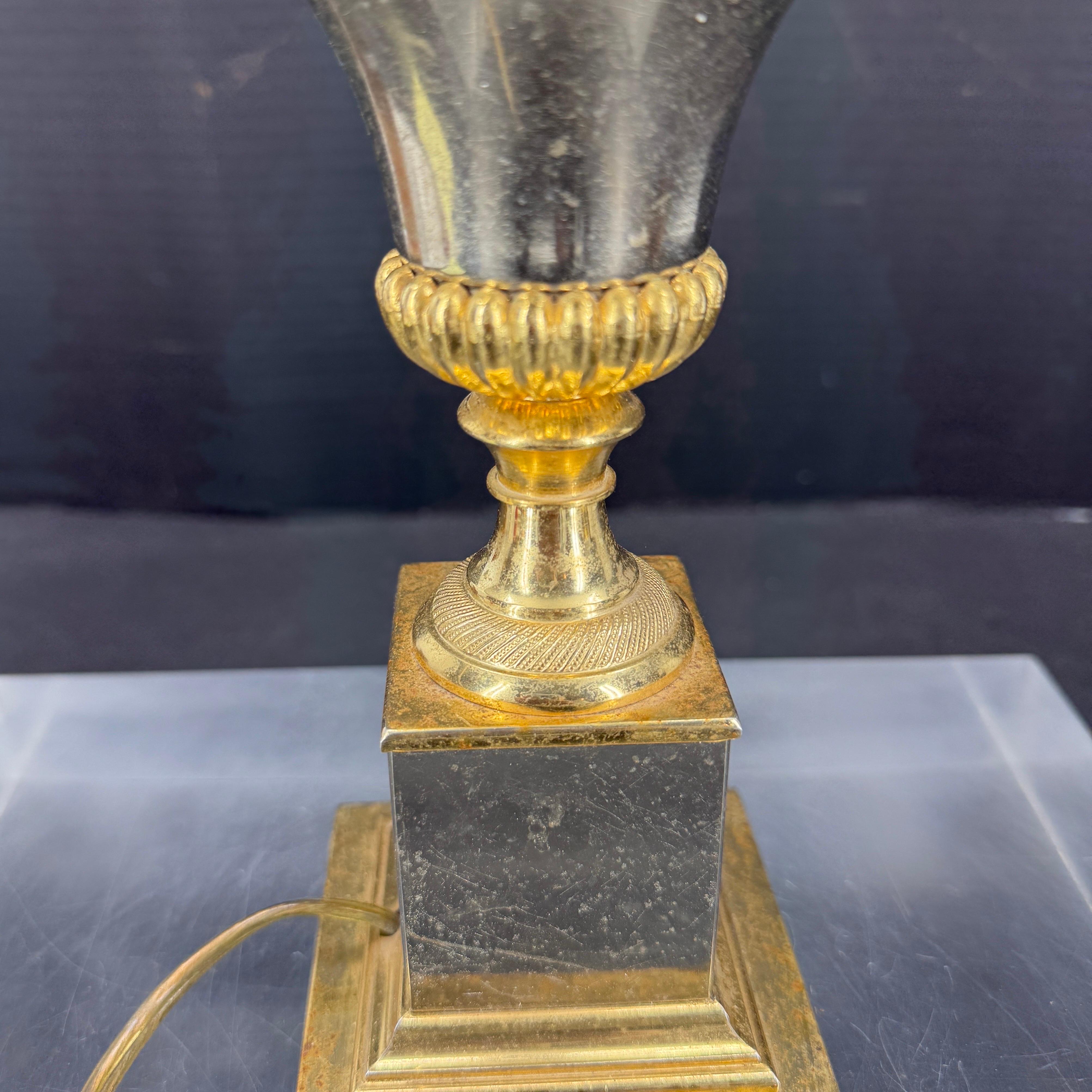 Metallo Lampada da tavolo Hollywood Regency a foglia d'oro e argento Petite Small in vendita