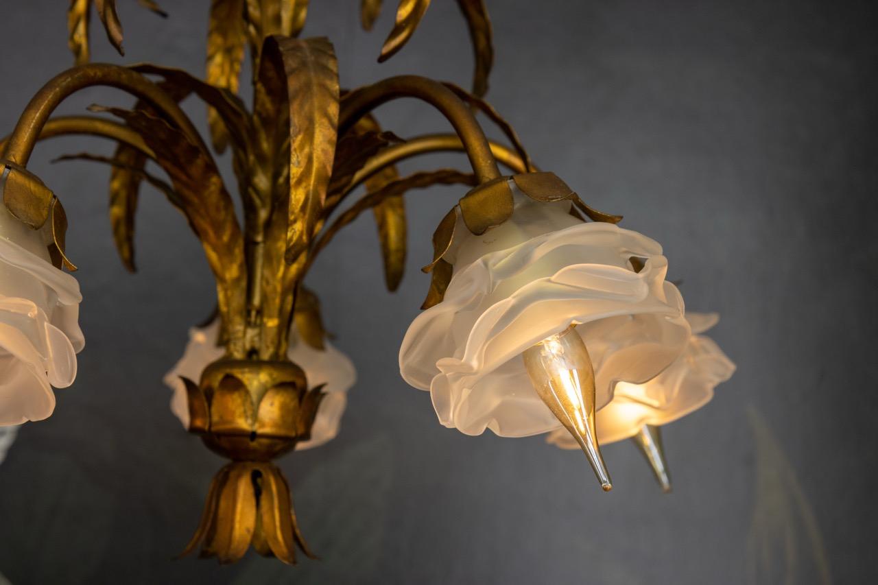 Lampadario a cinque luci in metallo dorato e vetro smerigliato bianco Hollywood Regency in vendita 3
