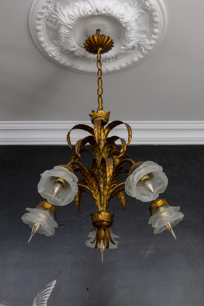 Lampadario a cinque luci in metallo dorato e vetro smerigliato bianco Hollywood Regency in vendita 5