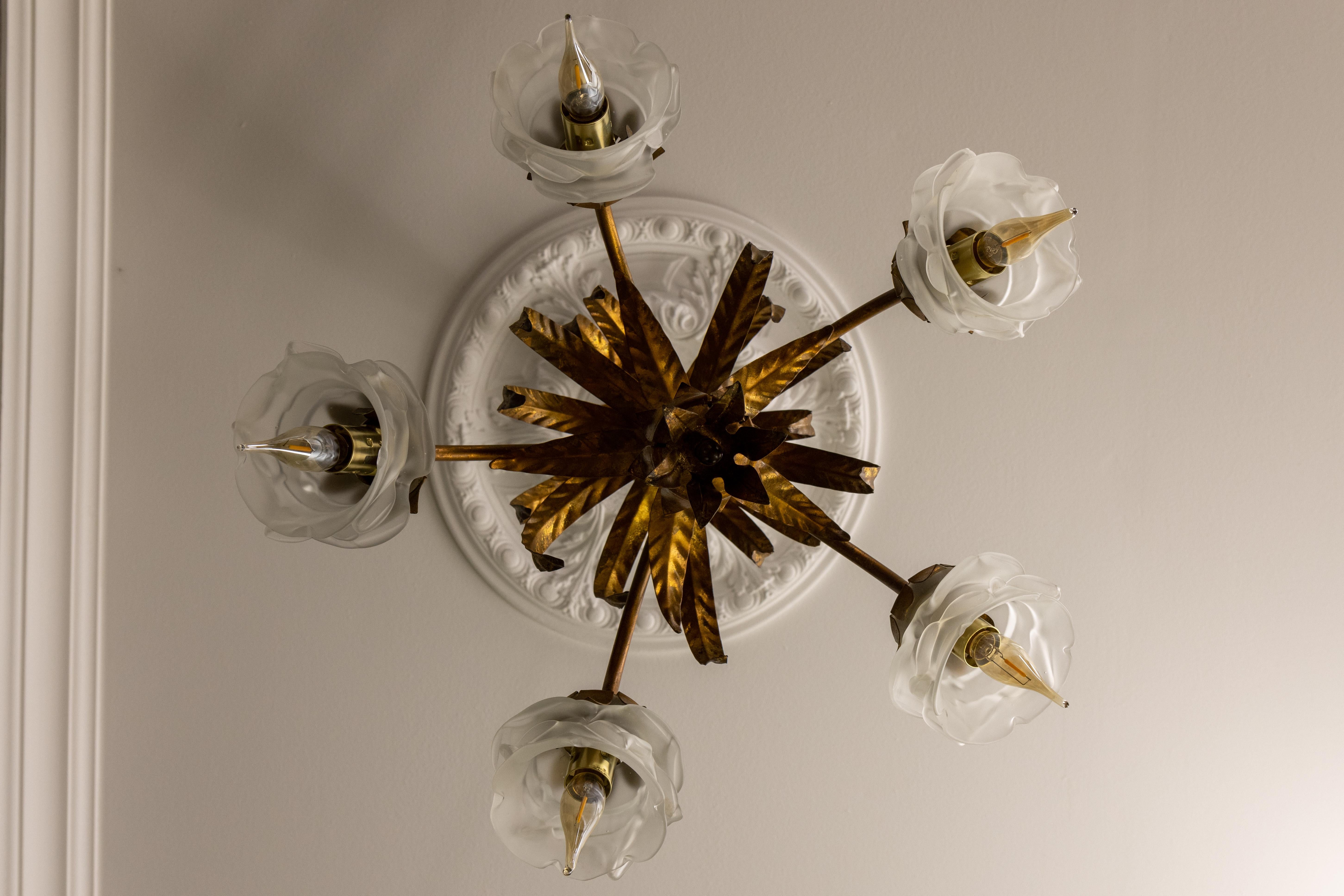 Lampadario a cinque luci in metallo dorato e vetro smerigliato bianco Hollywood Regency in vendita 6