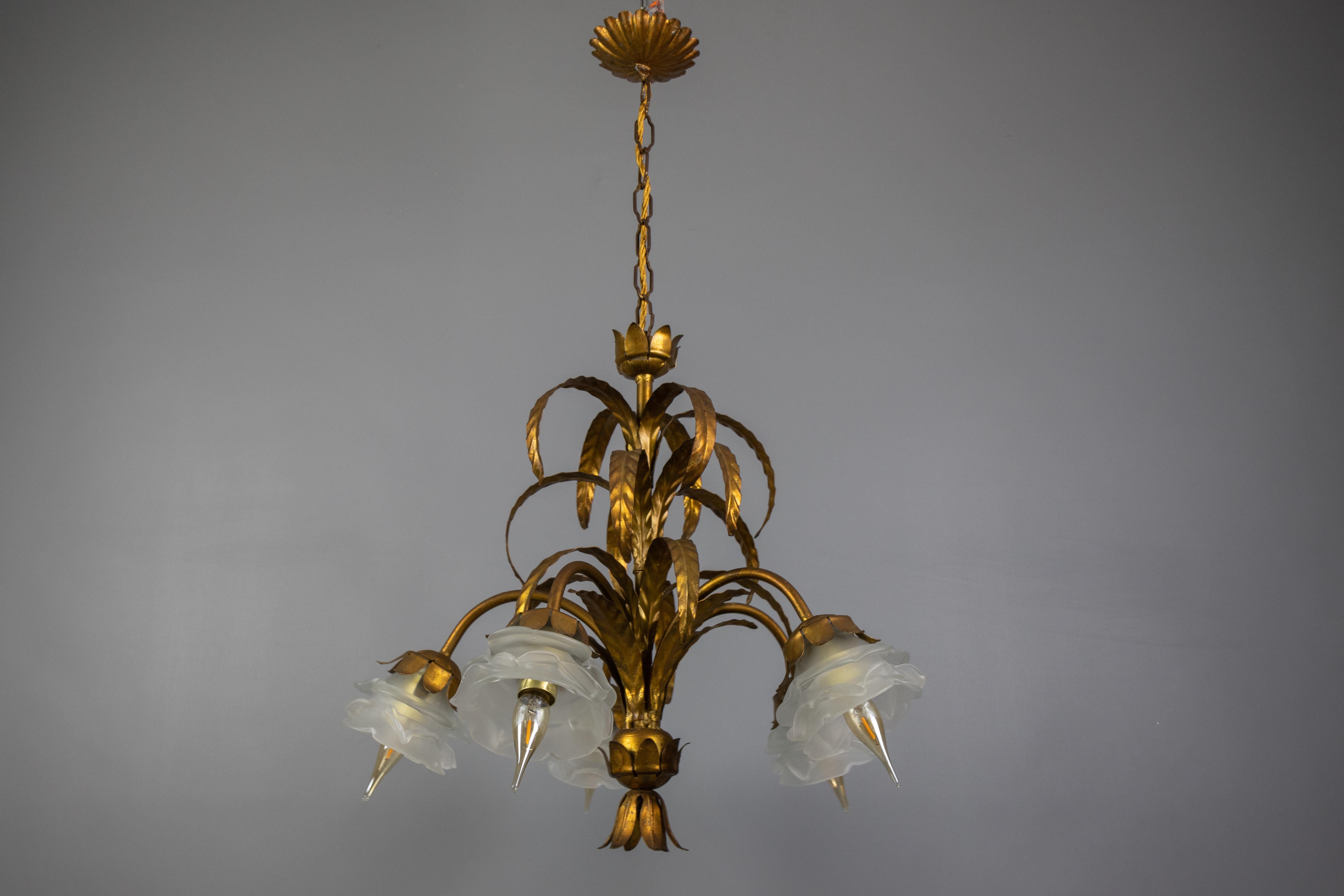 Lampadario a cinque luci in metallo dorato e vetro smerigliato bianco Hollywood Regency in vendita 8