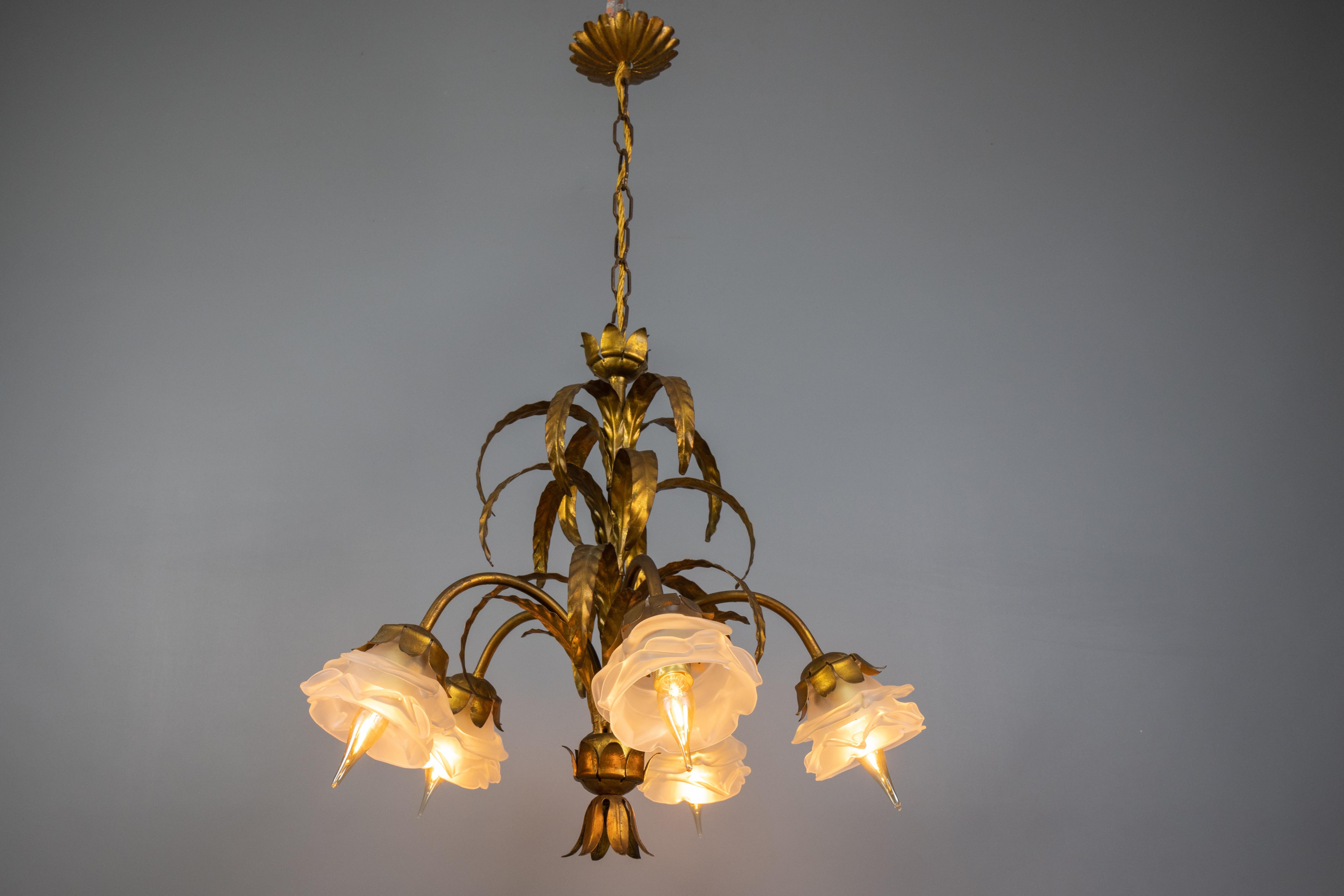 Lampadario a cinque luci in metallo dorato e vetro smerigliato bianco Hollywood Regency in vendita 9