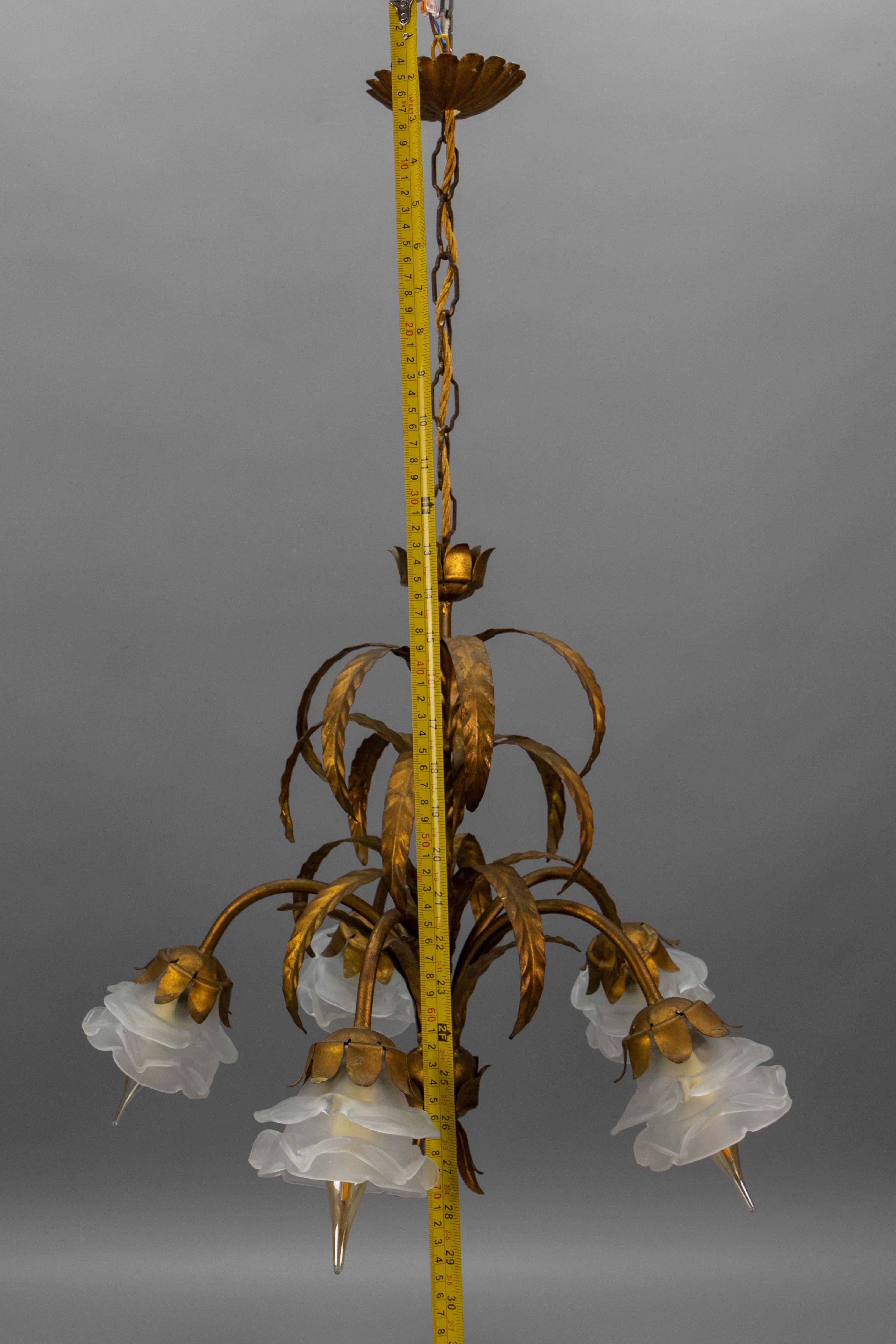 Lampadario a cinque luci in metallo dorato e vetro smerigliato bianco Hollywood Regency in vendita 10