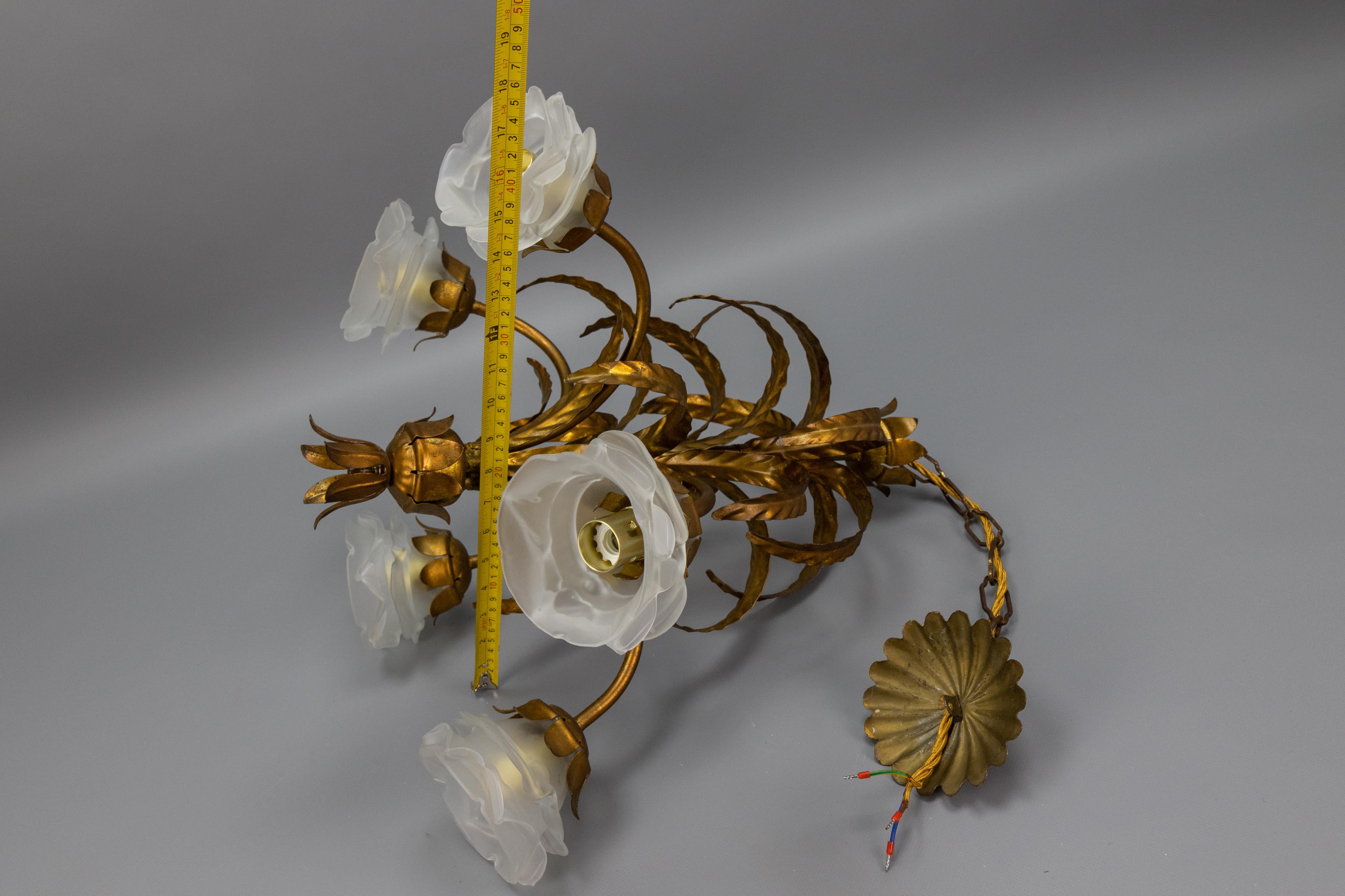Lampadario a cinque luci in metallo dorato e vetro smerigliato bianco Hollywood Regency in vendita 11