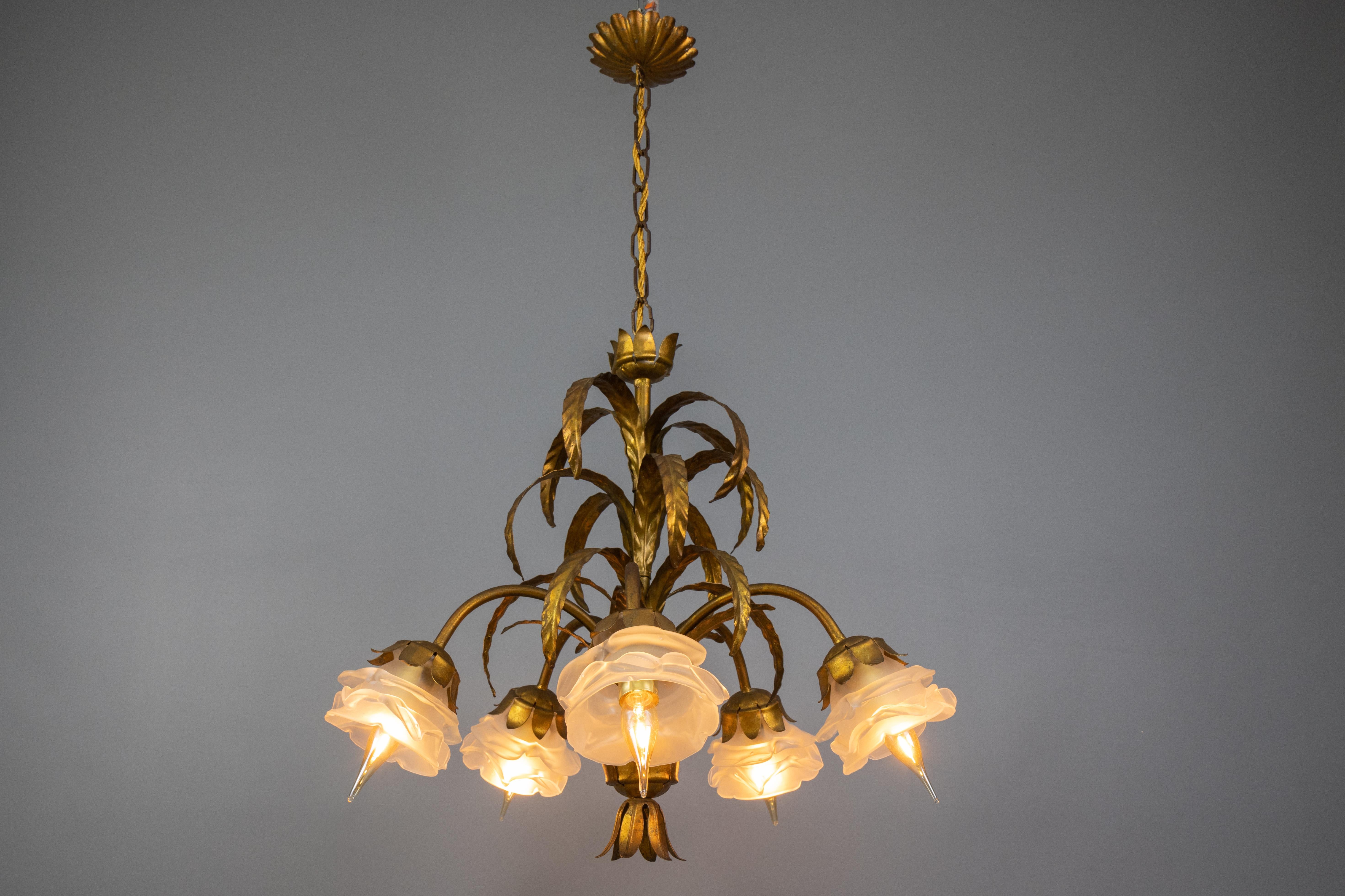 Italiano Lampadario a cinque luci in metallo dorato e vetro smerigliato bianco Hollywood Regency in vendita