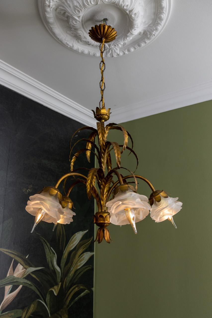 Satinato Lampadario a cinque luci in metallo dorato e vetro smerigliato bianco Hollywood Regency in vendita