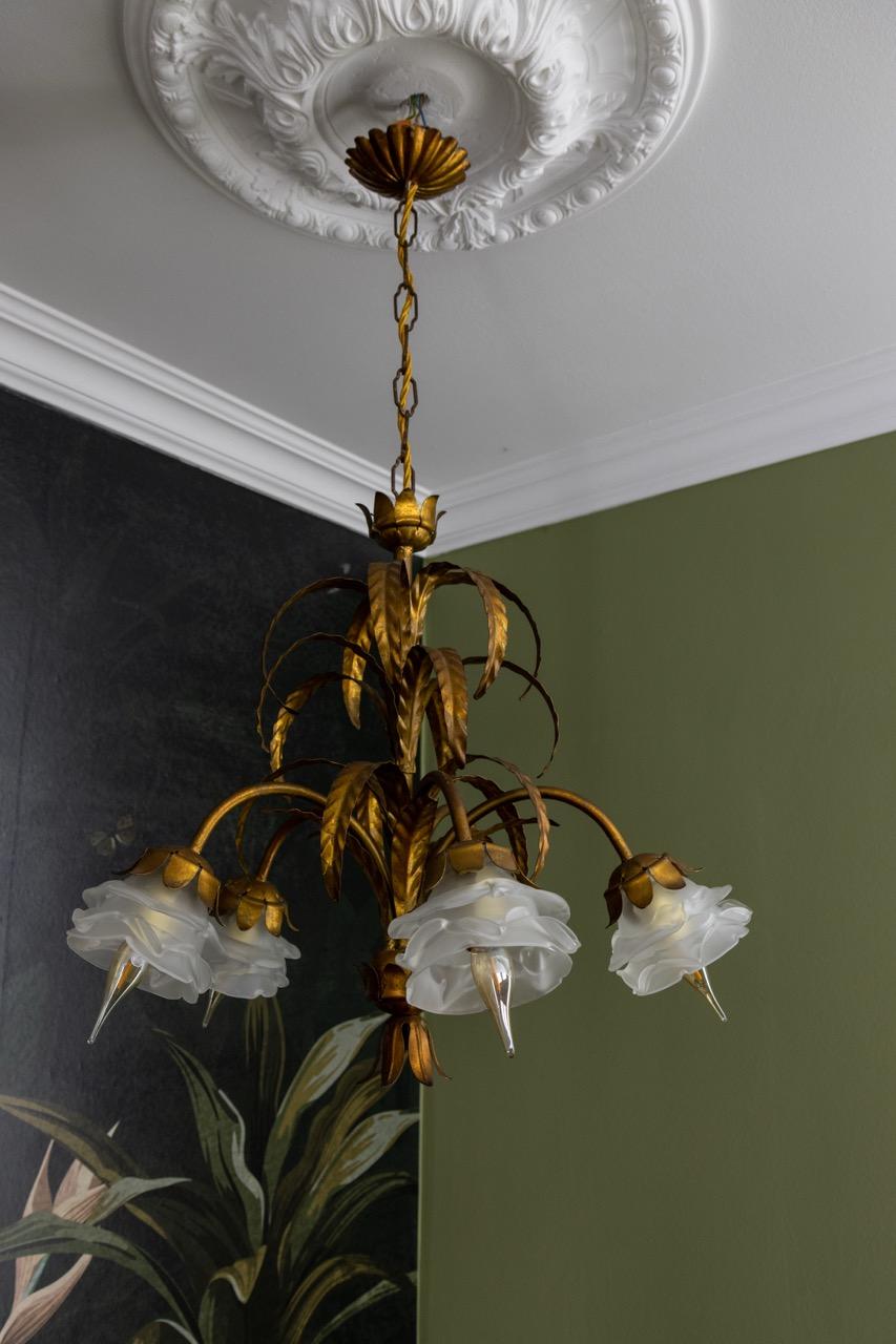 Lampadario a cinque luci in metallo dorato e vetro smerigliato bianco Hollywood Regency In condizioni buone in vendita a Barntrup, DE