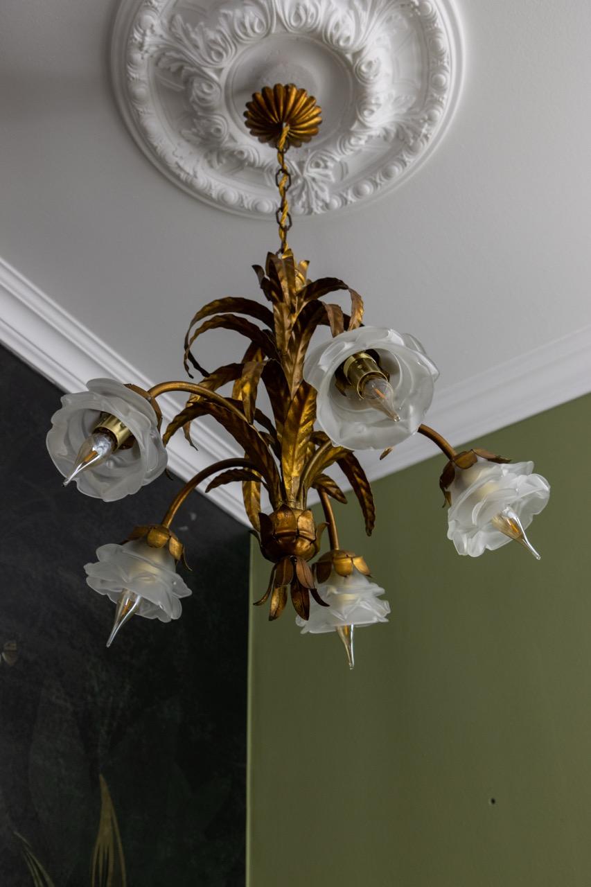 Milieu du XXe siècle Lustre à cinq lumières en métal doré et verre blanc dépoli Hollywood Regency en vente
