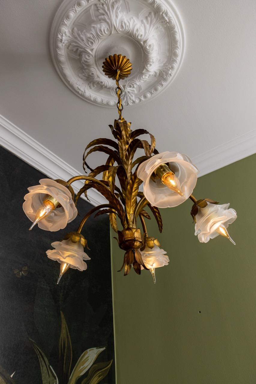 Metallo Lampadario a cinque luci in metallo dorato e vetro smerigliato bianco Hollywood Regency in vendita