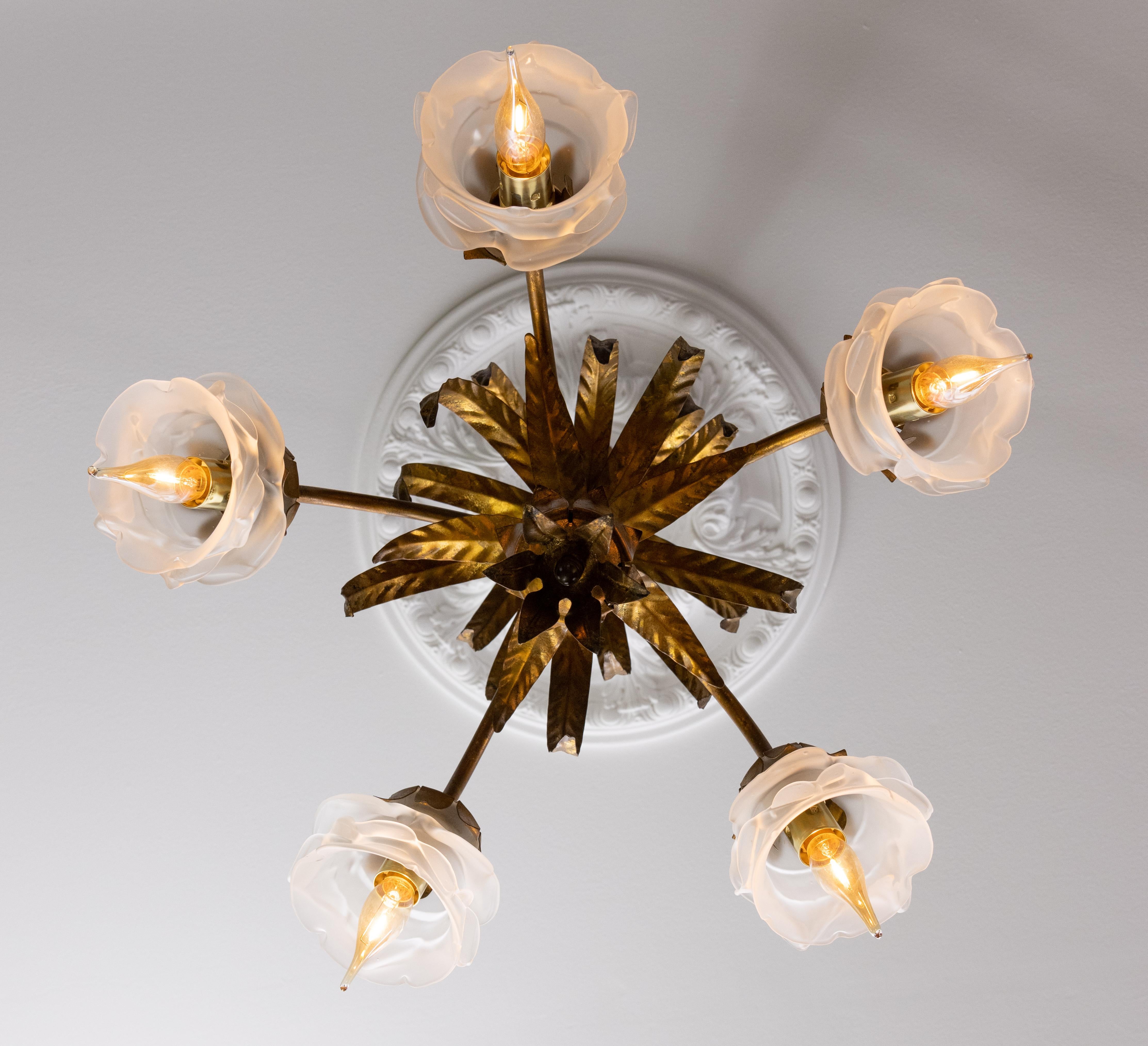 Lampadario a cinque luci in metallo dorato e vetro smerigliato bianco Hollywood Regency in vendita 1
